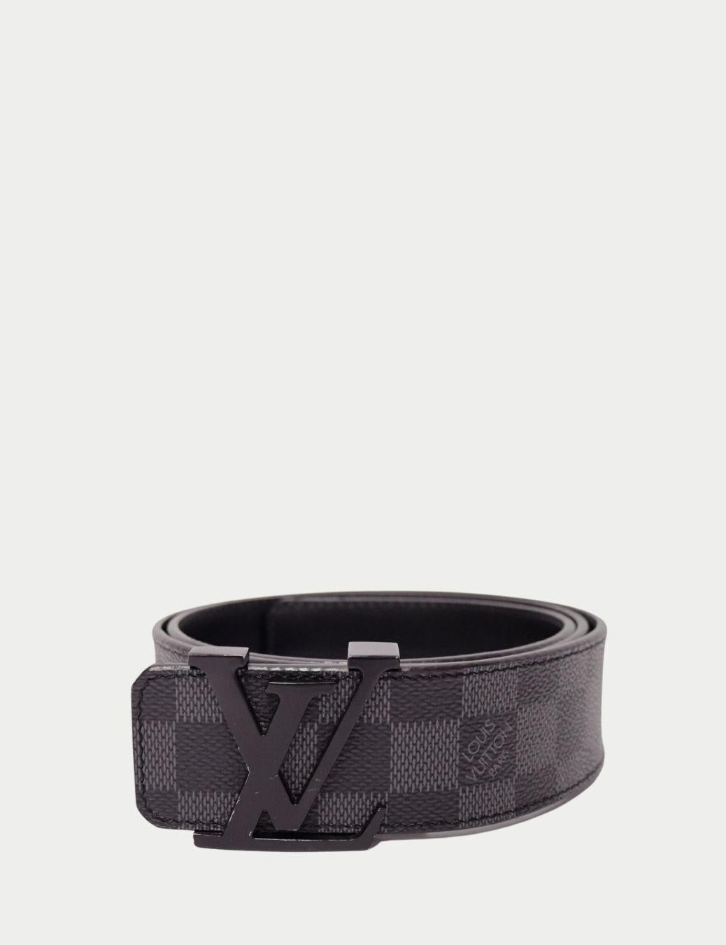 Cintura Louis Vuitton in Damier Grafite Nero

Aggiungi un tocco di raffinatezza senza tempo al tuo look con questa cintura Louis Vuitton Black Graphite Damier, un pezzo iconico che definisce il lusso sobrio. Realizzata in tela Damier Graphite di
