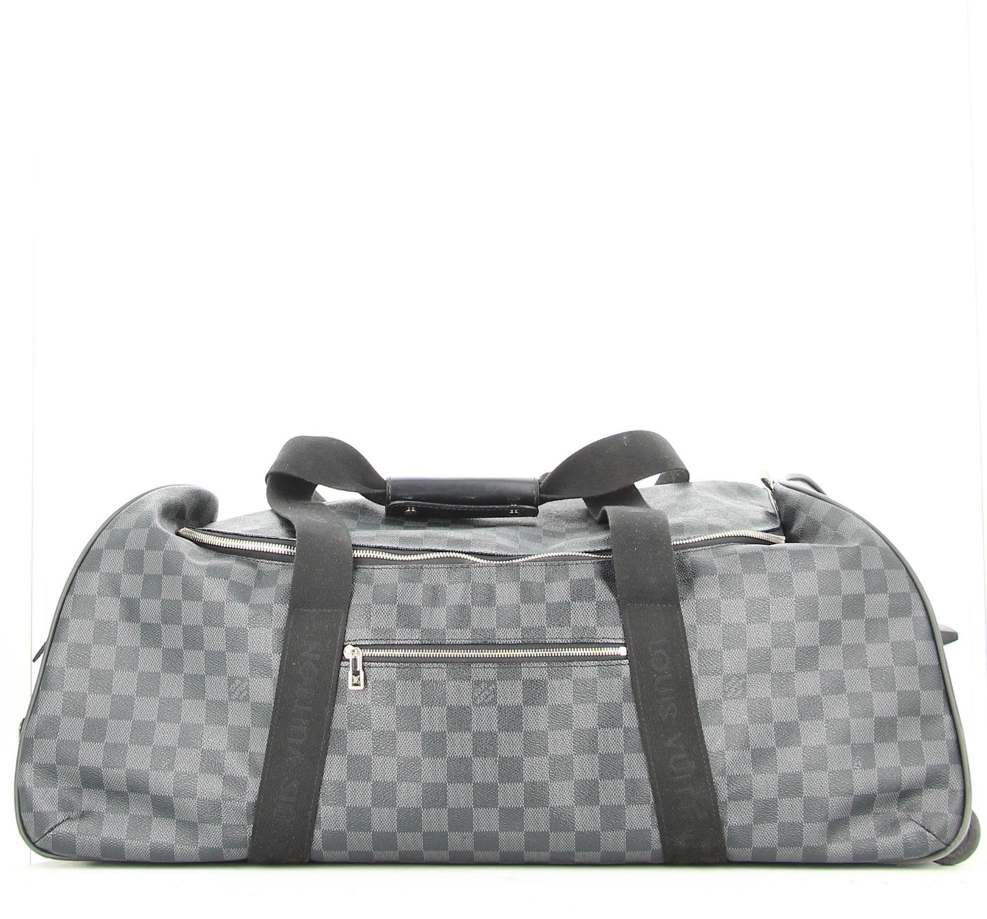 Louis Vuitton Black Graphite Damier Suitcase.
Louis Vuitton Graphite suitcase very good condition. Show some light signs of use and wear but nothing visible. What is more usefull than a suitcase ?
Louis Vuitton Damier travel case, may be carried by