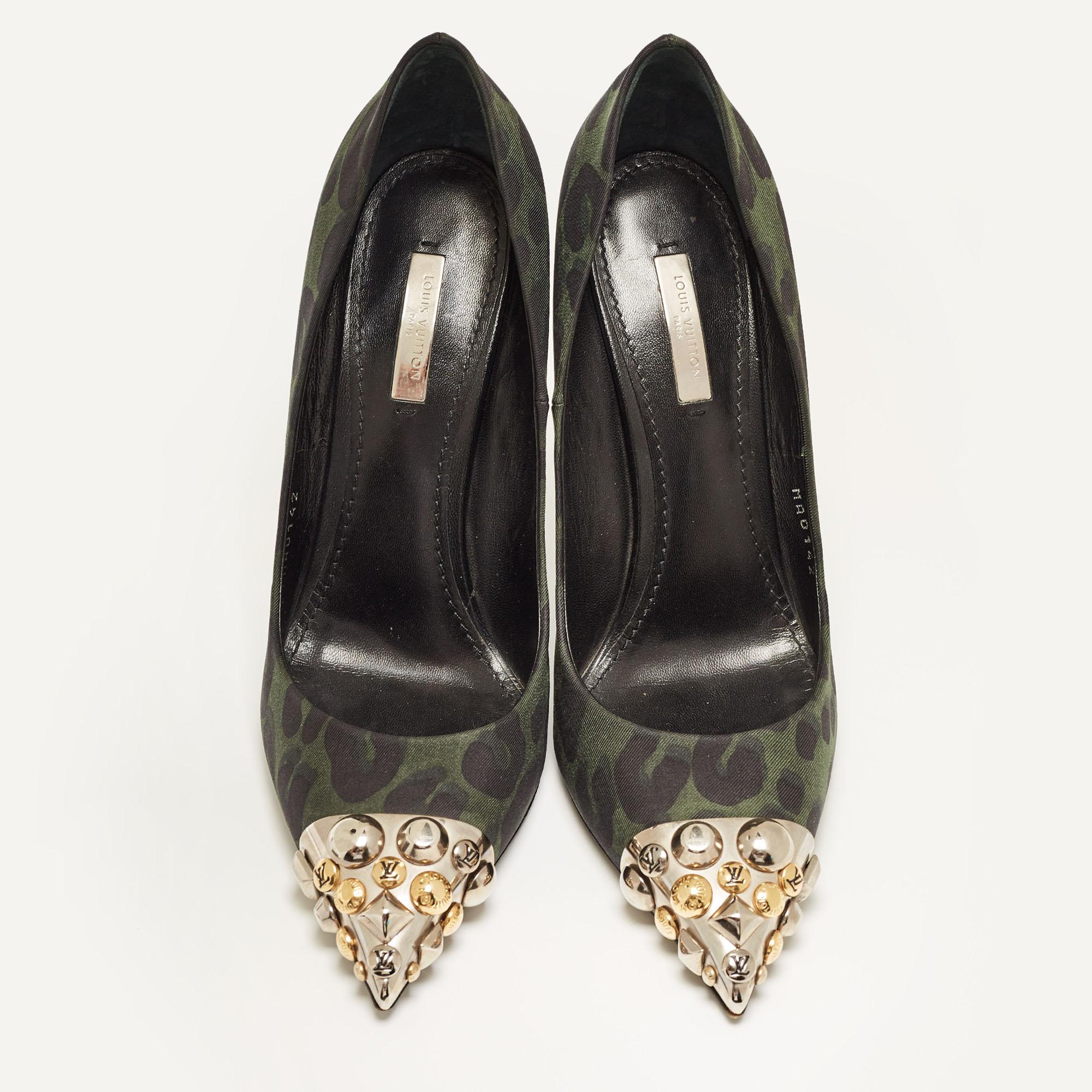 The fashion house’s tradition of excellence, coupled with modern design sensibilities, works to make these LV pumps a fabulous choice. They'll help you deliver a chic look with ease.

