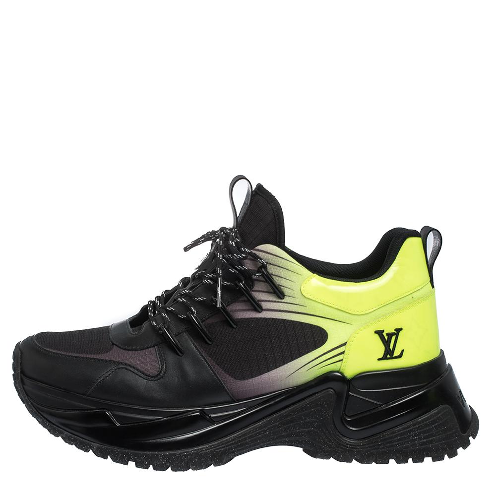 Kreieren Sie mit diesen Louis Vuitton Run Away Pulse Sneakers die stilvollsten Casual- und Casual-Chic-Looks. Die Schuhe sind aus Mesh und Leder in den Farben Schwarz und Neongrün gefertigt und mit dem charakteristischen LV-Logo am Schaftrand sowie