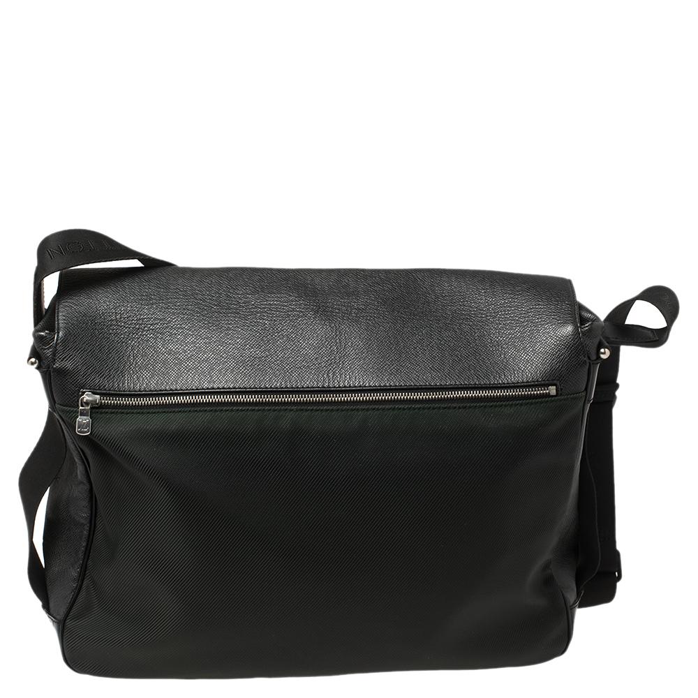 Louis Vuitton Schwarz/Grün Taiga Leder Dersou Messenger Bag im Zustand „Gut“ in Dubai, Al Qouz 2