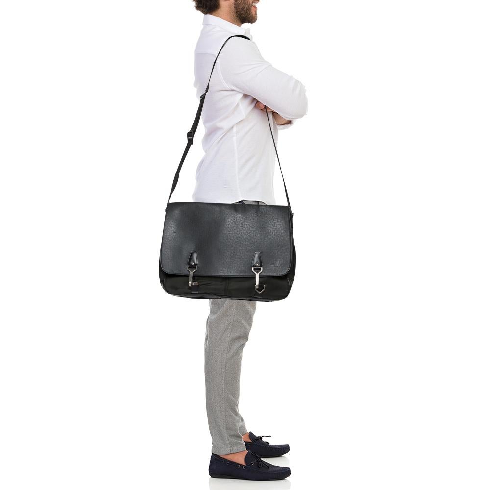 Louis Vuitton Black/Green Taiga Leather Dersou Messenger Bag In Good Condition In Dubai, Al Qouz 2
