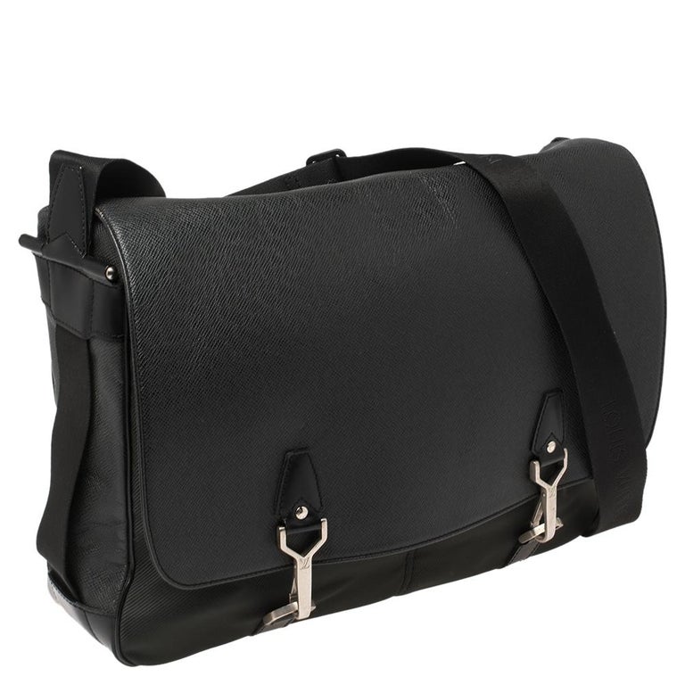 Louis Vuitton Black/Green Taiga Leather Dersou Messenger Bag