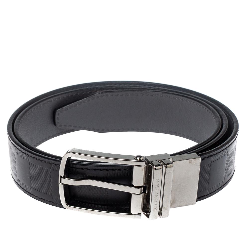 A classic add-on to your collection of belts, this Louis Vuitton Reversible Boston belt is crafted from leather. This sleek piece is reversible, with a Damier embossed style on one side and a classy plain style on the other. It is completed with a