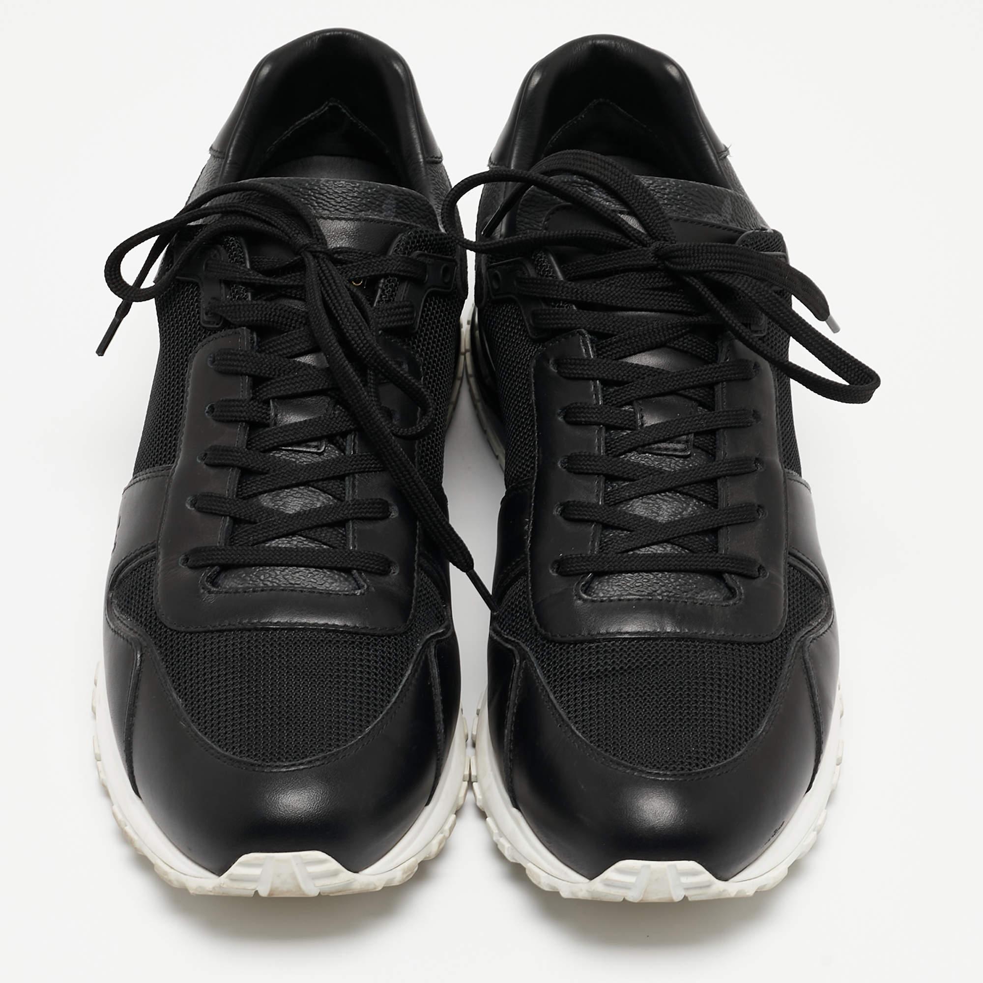 Modernisez votre style avec ces baskets Louis Vuitton. Méticuleusement conçues pour la mode et le confort, elles sont le choix idéal pour une foulée tendance et confortable.

