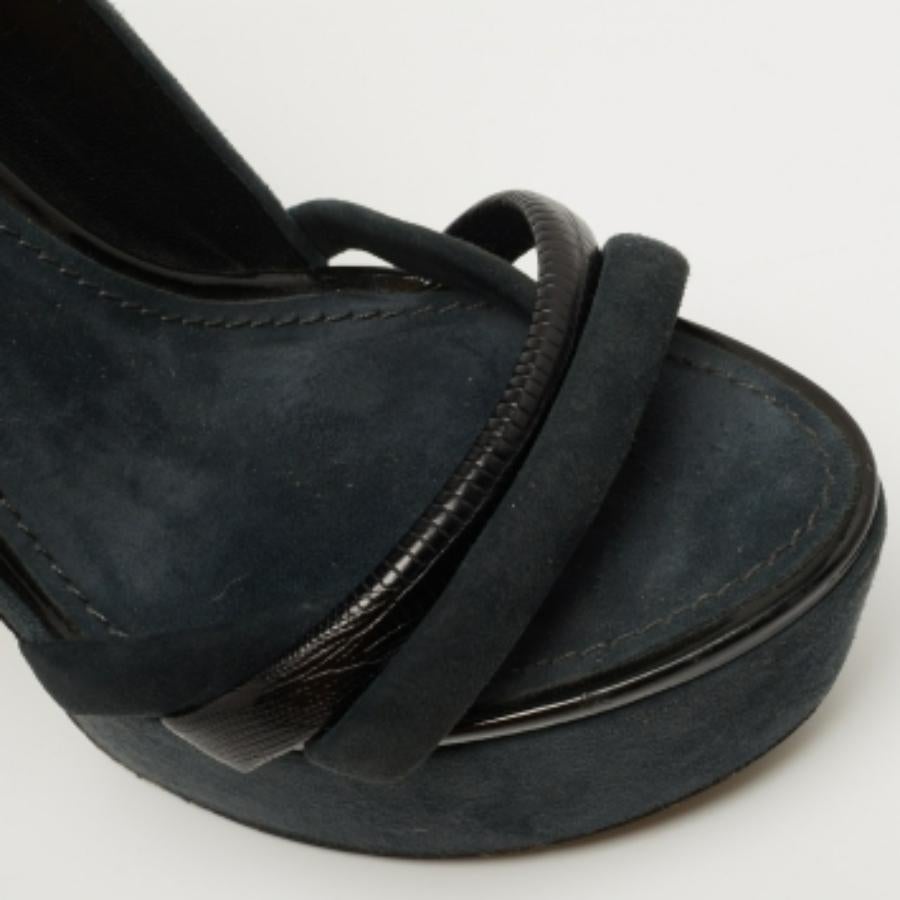 Ces sandales encadreront vos pieds de manière luxueuse. Fabriquées à partir de matériaux de qualité, elles présentent un design élégant et des semelles intérieures confortables.
