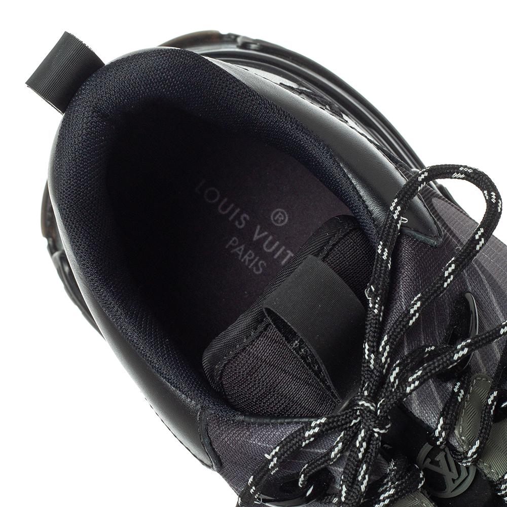 Louis Vuitton Black/Grey Mesh Run Away Pulse Low Top Sneakers Size 39 In Excellent Condition In Dubai, Al Qouz 2