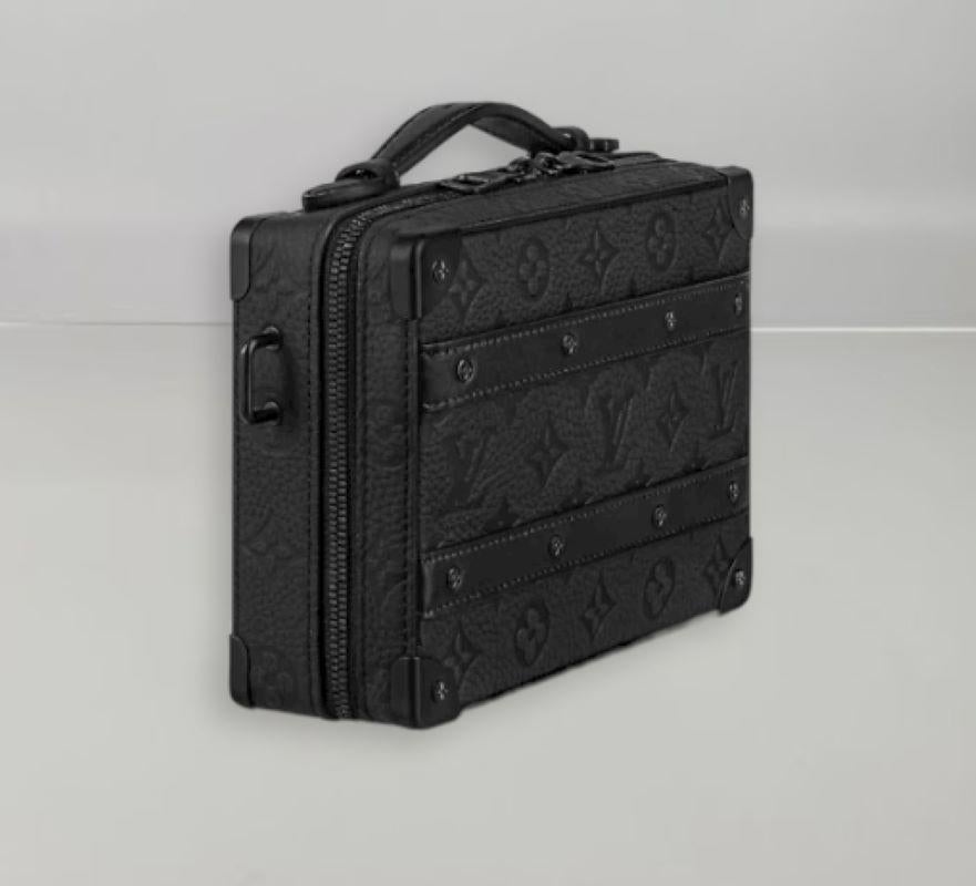 Louis Vuitton Soft Trunk-Tasche mit schwarzem Griff im Zustand „Neu“ in Nicosia, CY