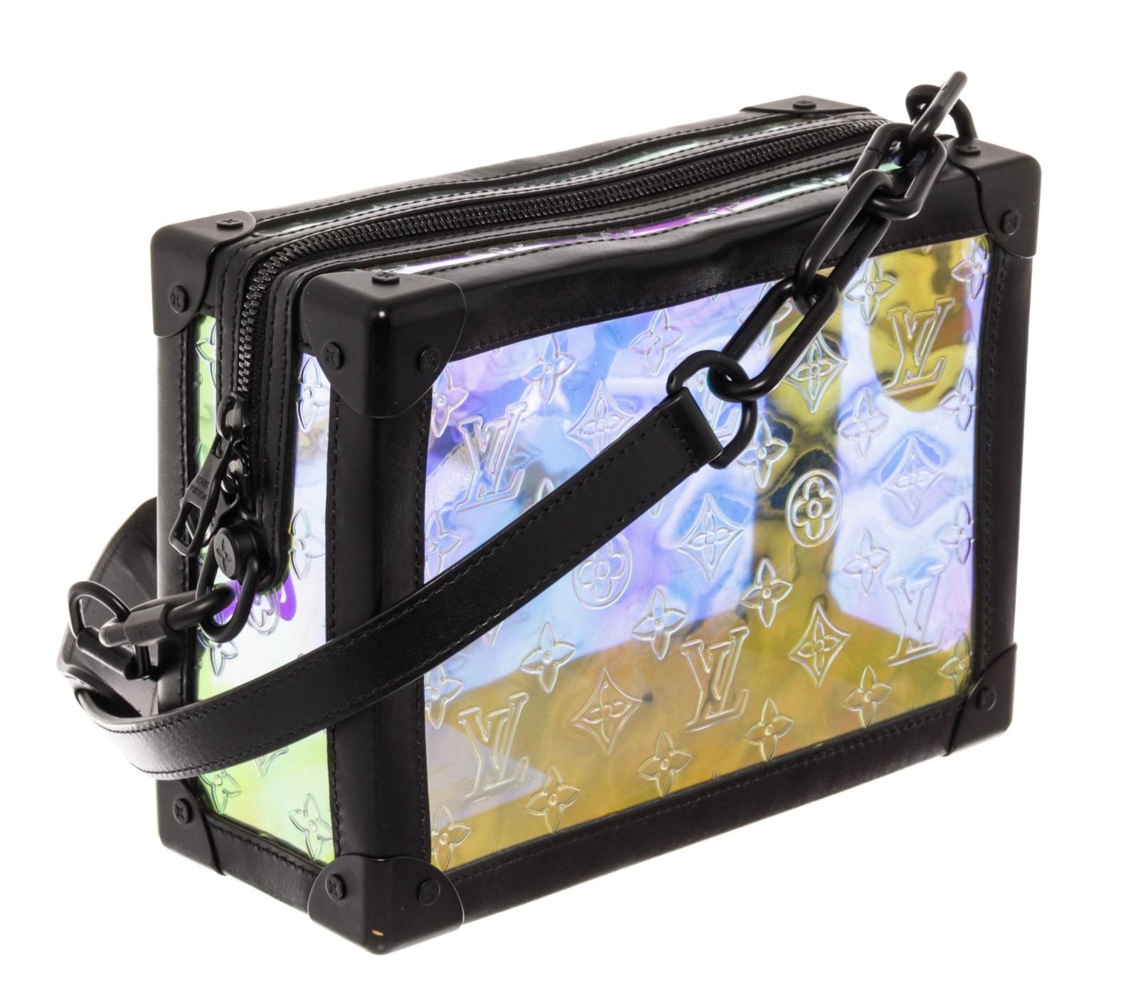 Louis Vuitton Trunk shoulder bag from Virgil Abloh's collection is crafted in transparent embossed monogram PVC with a black Calfskin leather trim. The bag features an adjustable black shoulder strap and matte black accent hardware.

 

64489MSC