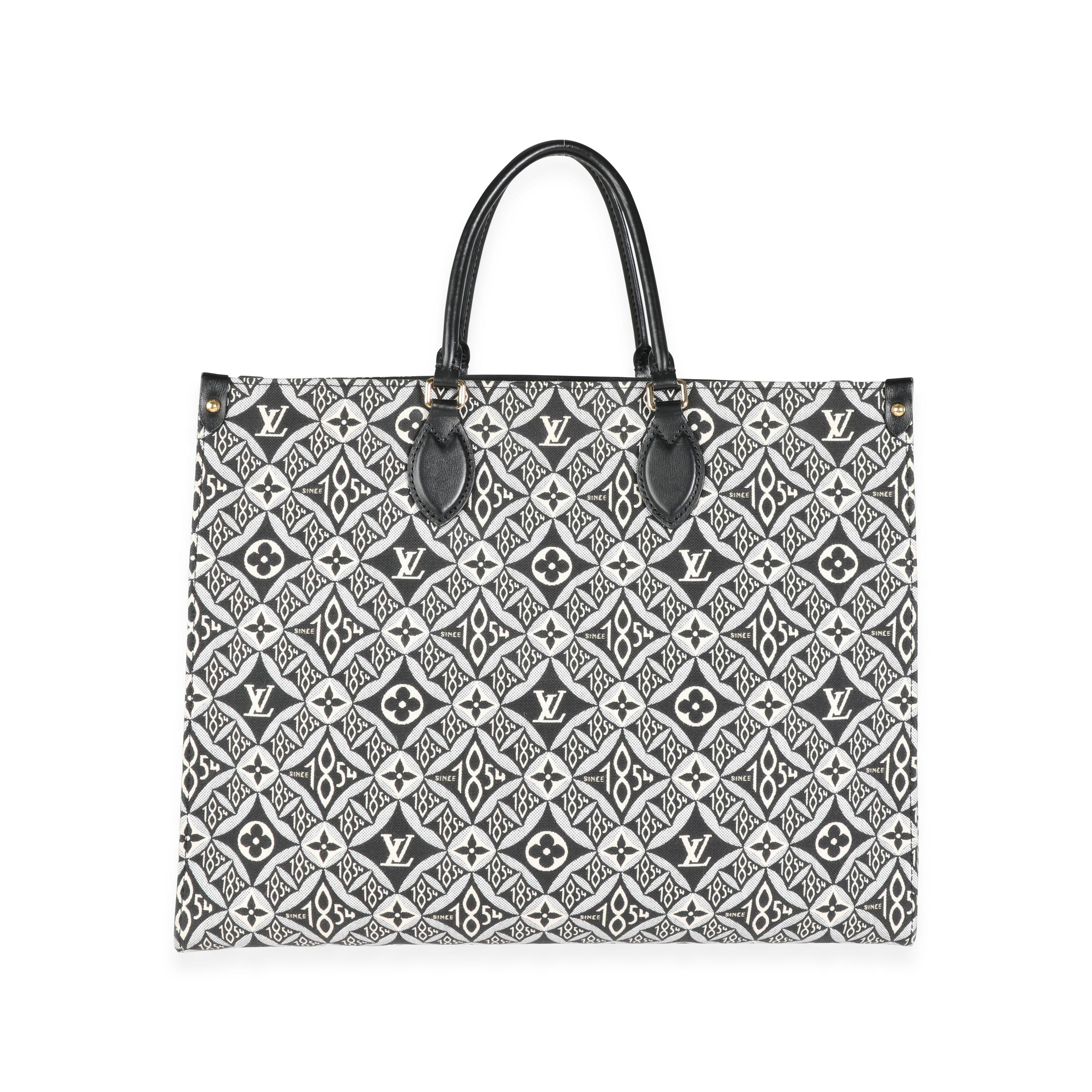 Titre de l'annonce : Sac à main Louis Vuitton Black Jacquard Since 1854 Onthego GM Condition : Très bon        
Commentaires sur l'état : Très bon état. Marques à l'intérieur. Aucun autre signe d'usure visible.        
Marque : Louis Vuitton       