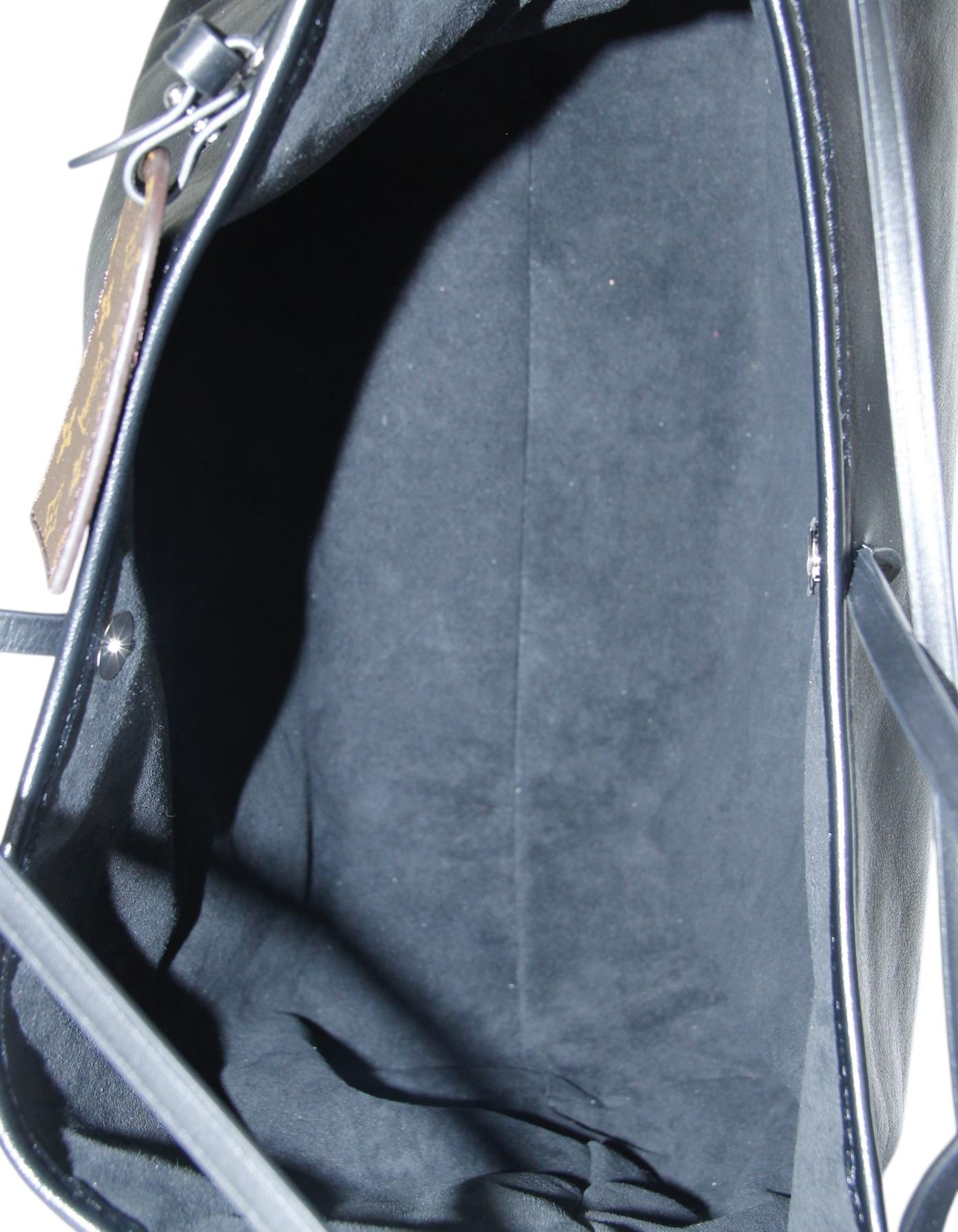 Louis Vuitton Black Lambskin Leather CarryAll Vibe MM Bag with Monogram Trim For Sale 3