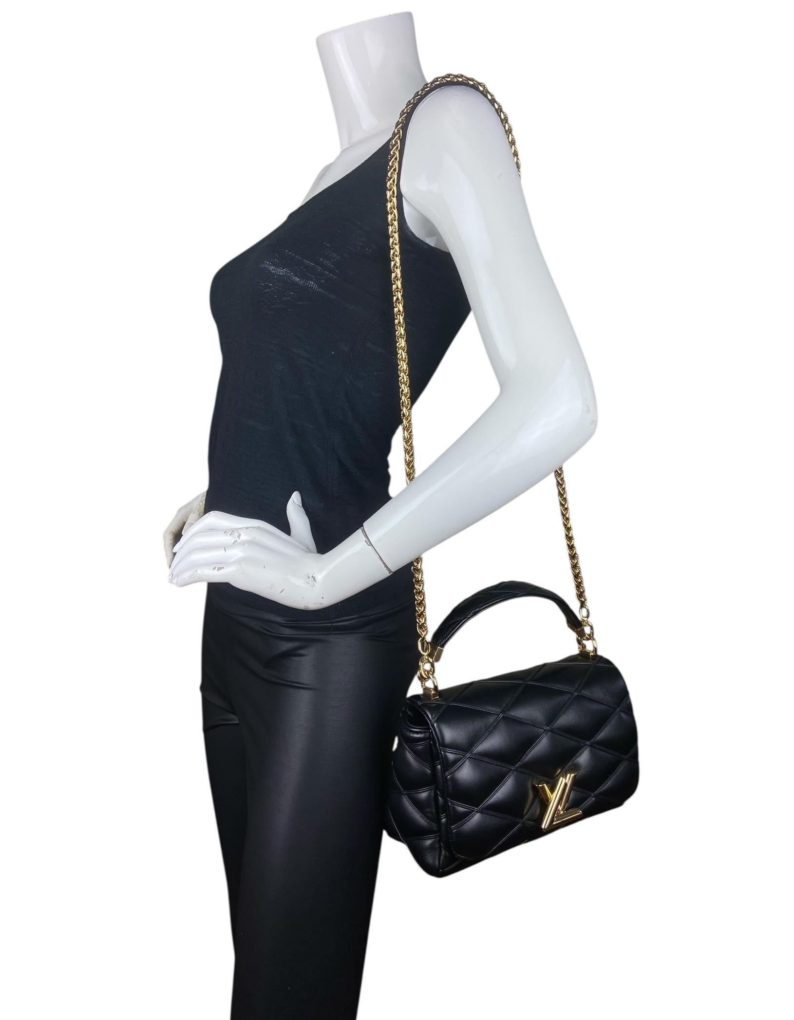 Louis Vuitton Black Lambskin Malletage Top Handle GO-14 MM Bag

Fabriqué en : France
Couleur : Noir
Matériel : Pierre dorée
Matériaux : Cuir d'agneau
Doublure : Cuir de mouton
Fermeture/ouverture : Couvercle à rabat avec fermeture magnétique
Poches
