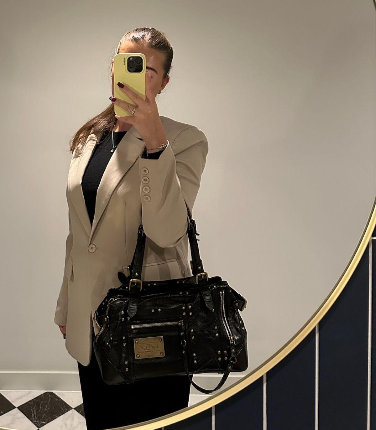 Louis Vuitton Black Lambskin Leather Vintage Riveting Bag

Product Details
Xupes Ref: CB1581
Brand: Louis Vuitton
Model:  Riveting Bag
Type: Shoulder, Tote
Serial Number: RC1026
Age: 2006
Colour: Black
Hardware: Brushed Gold
Material(s): Lambskin