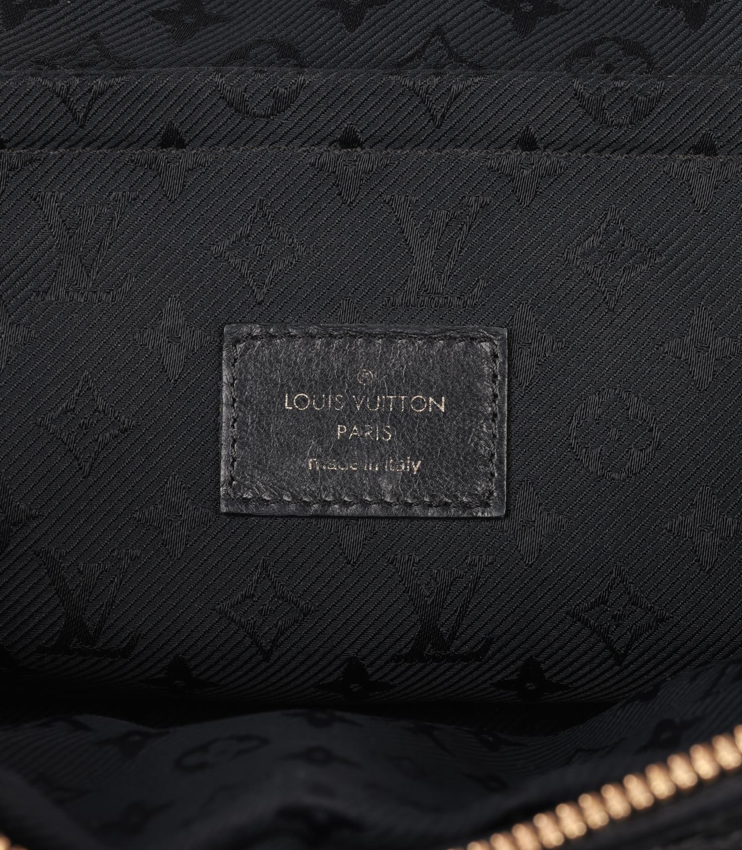 Louis Vuitton Sac Vintage en cuir d'agneau noir à rivets en vente 3