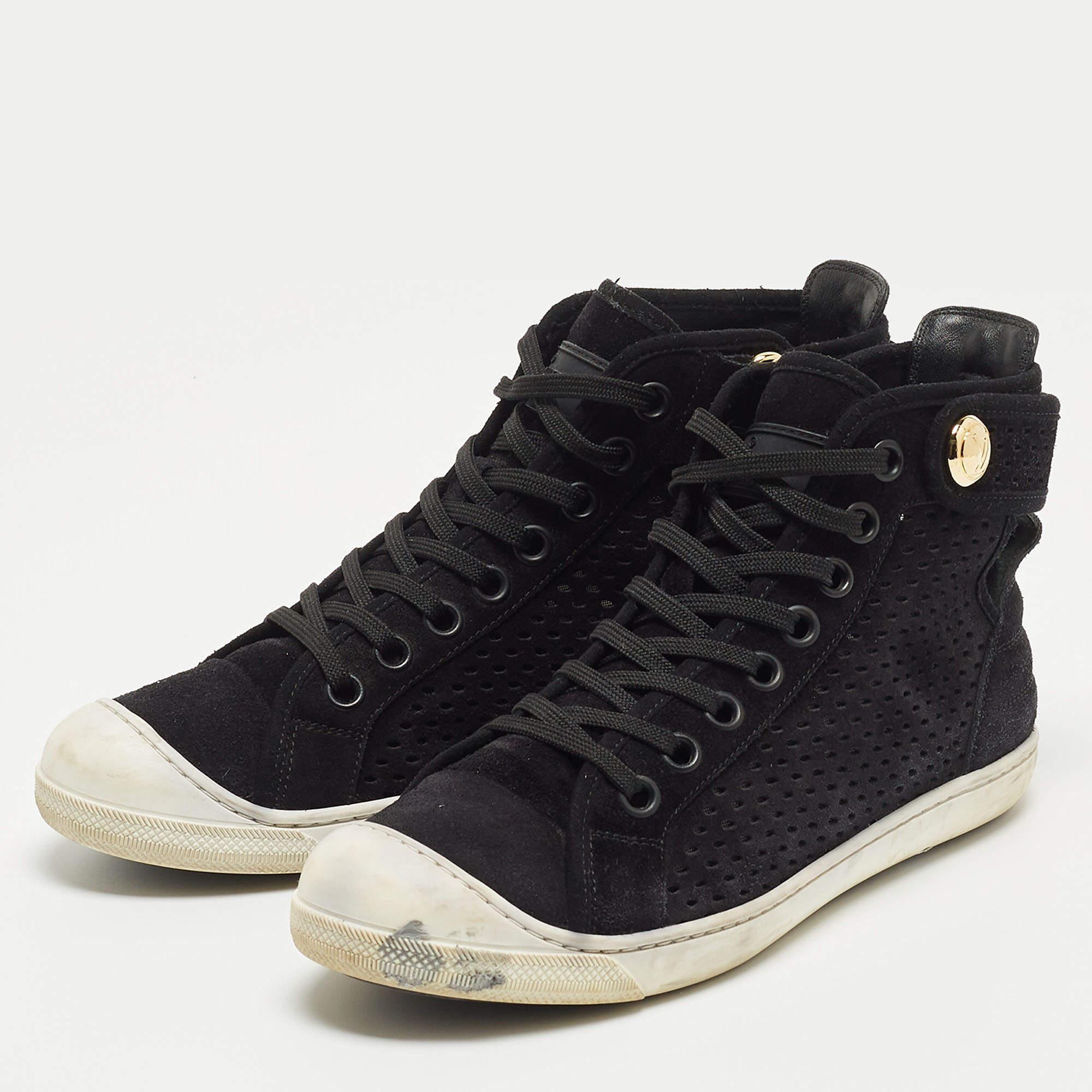 Coming in a classic silhouette, these designer sneakers are a seamless combination of luxury, comfort, and style. These sneakers are finished with signature details and comfortable insoles.
