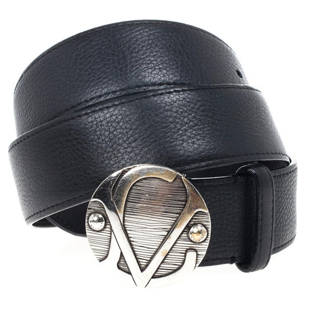 Crafted from natural calf leather, this elegant waist belt is a must have accessory. The antiqued silver buckle with LV rivets is inspired by the lock of a Louis Vuitton trunk made in 1904.

Includes: The Luxury Closet Packaging

