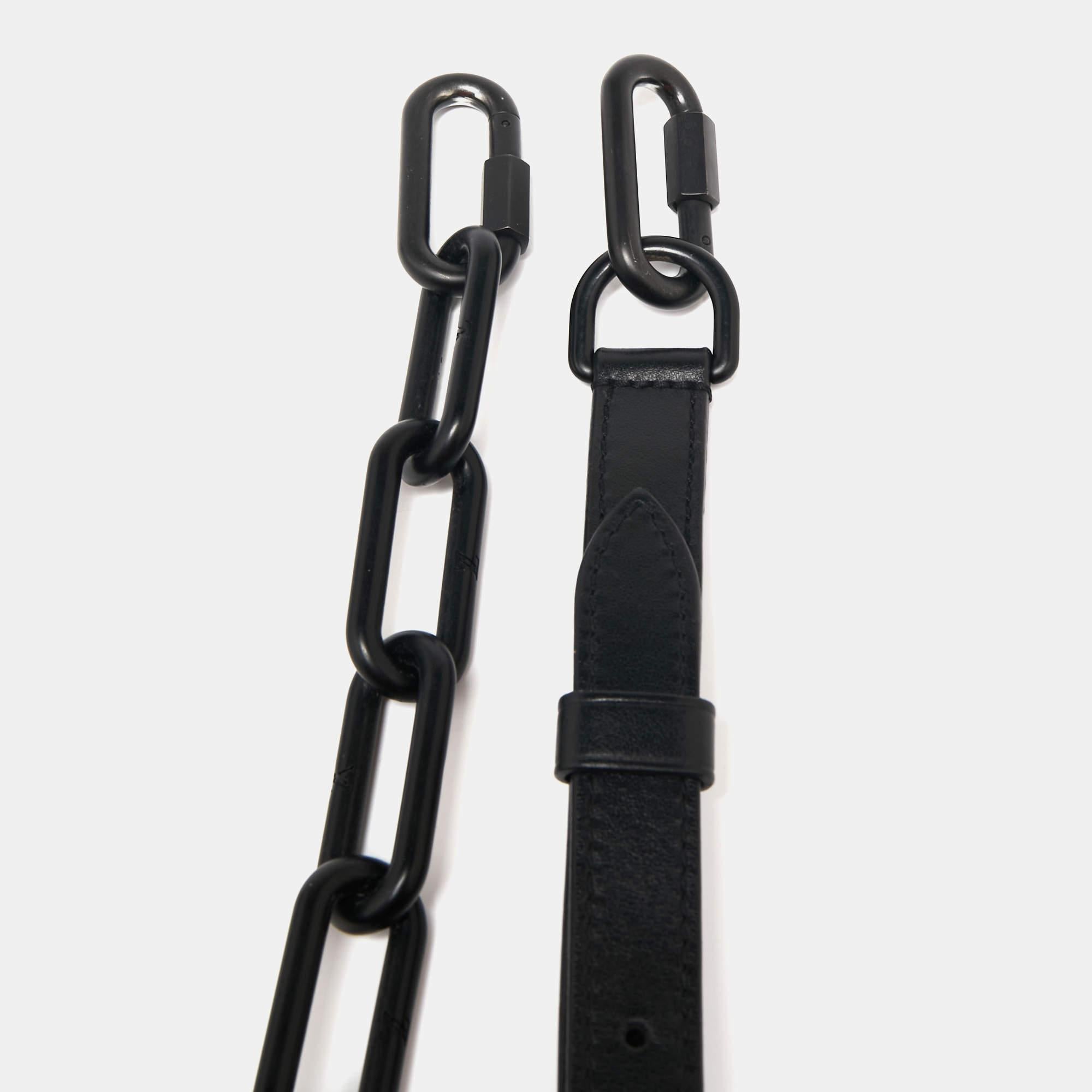 Louis Vuitton's shoulder strap is one of the most useful accessories with a touch of luxury. The adjustable strap is made from fine leather in a black hue, and it is designed with chain links. The creation is complete with two black-tone clasps for