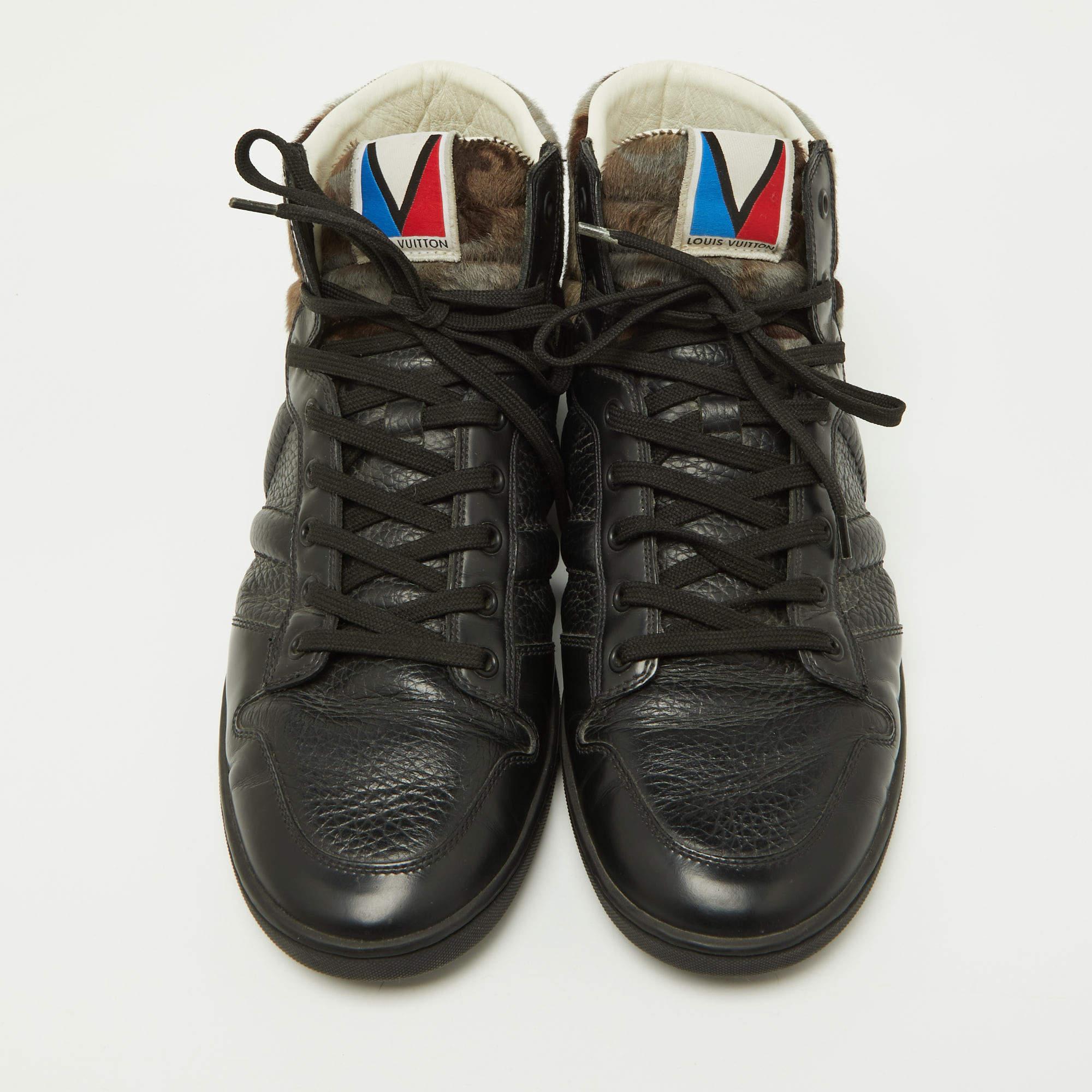 Give your outfit a chic update with this pair of designer sneakers. The creation is sewn perfectly to help you make a statement in them for a long time.

