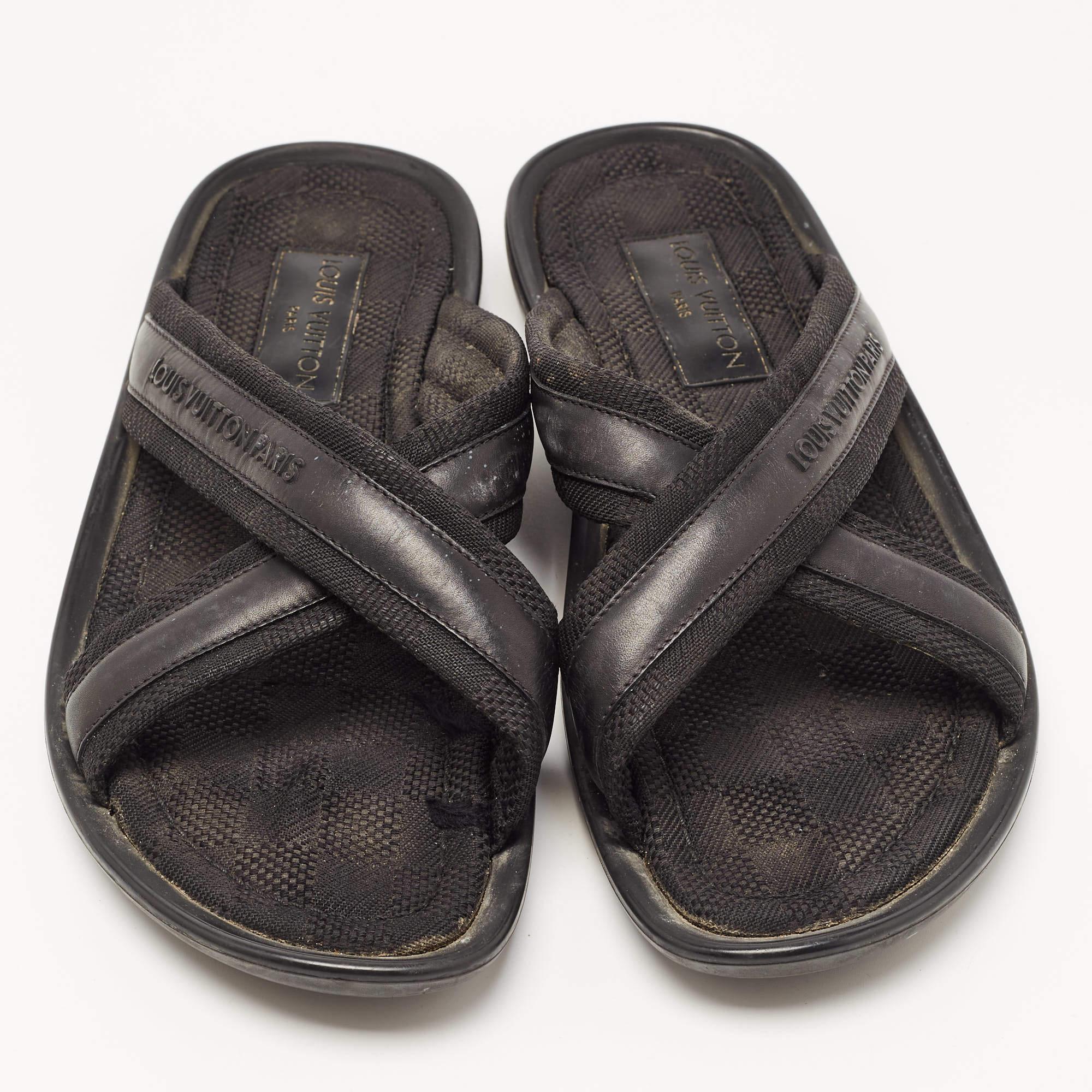 Cette paire confortable est votre premier choix lorsque vous partez pour une longue journée. Ces chaussures plates LV sont dotées d'une empeigne bien cousue et d'une semelle durable.

