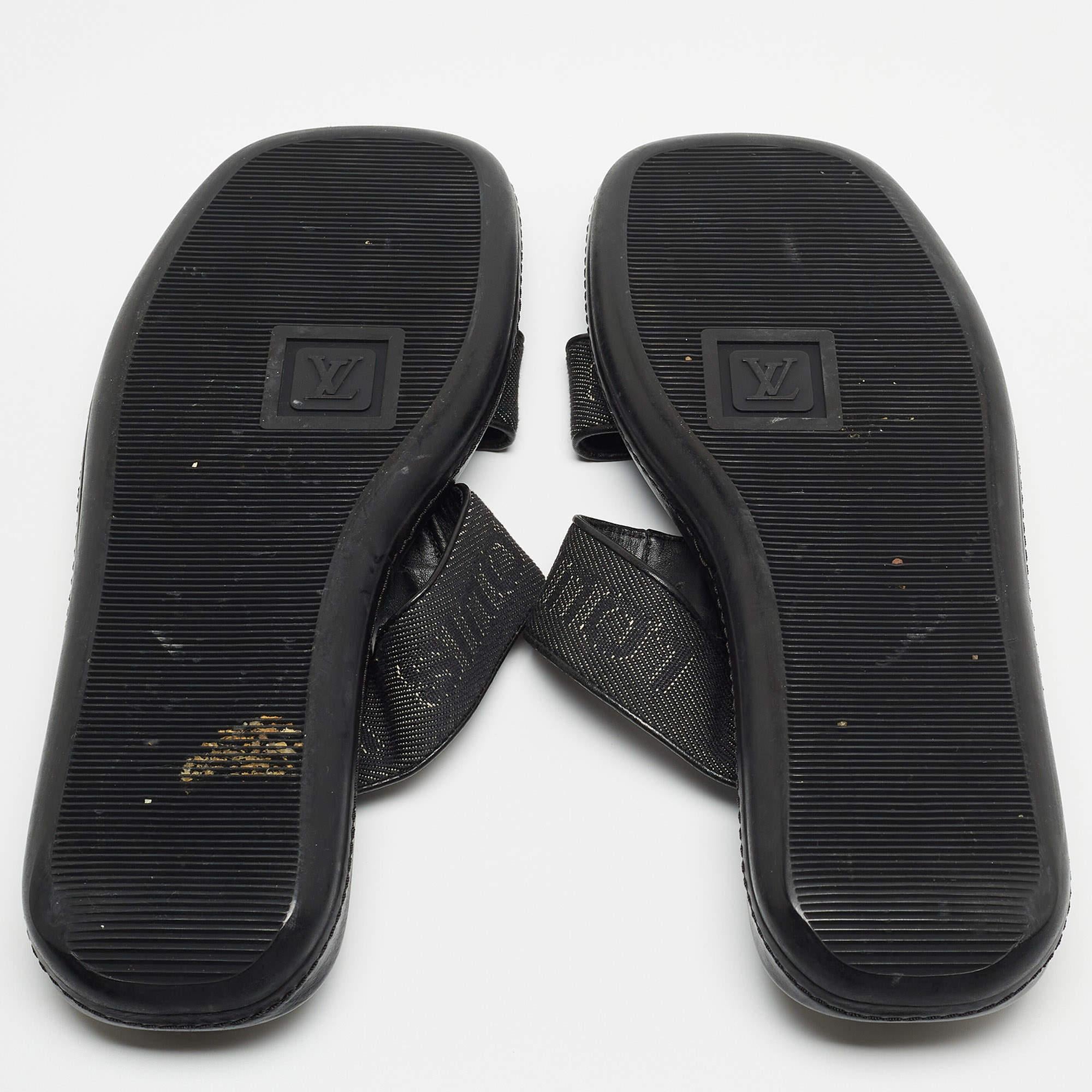 Louis Vuitton - Sandales en cuir noir et logo en toile en vente 2