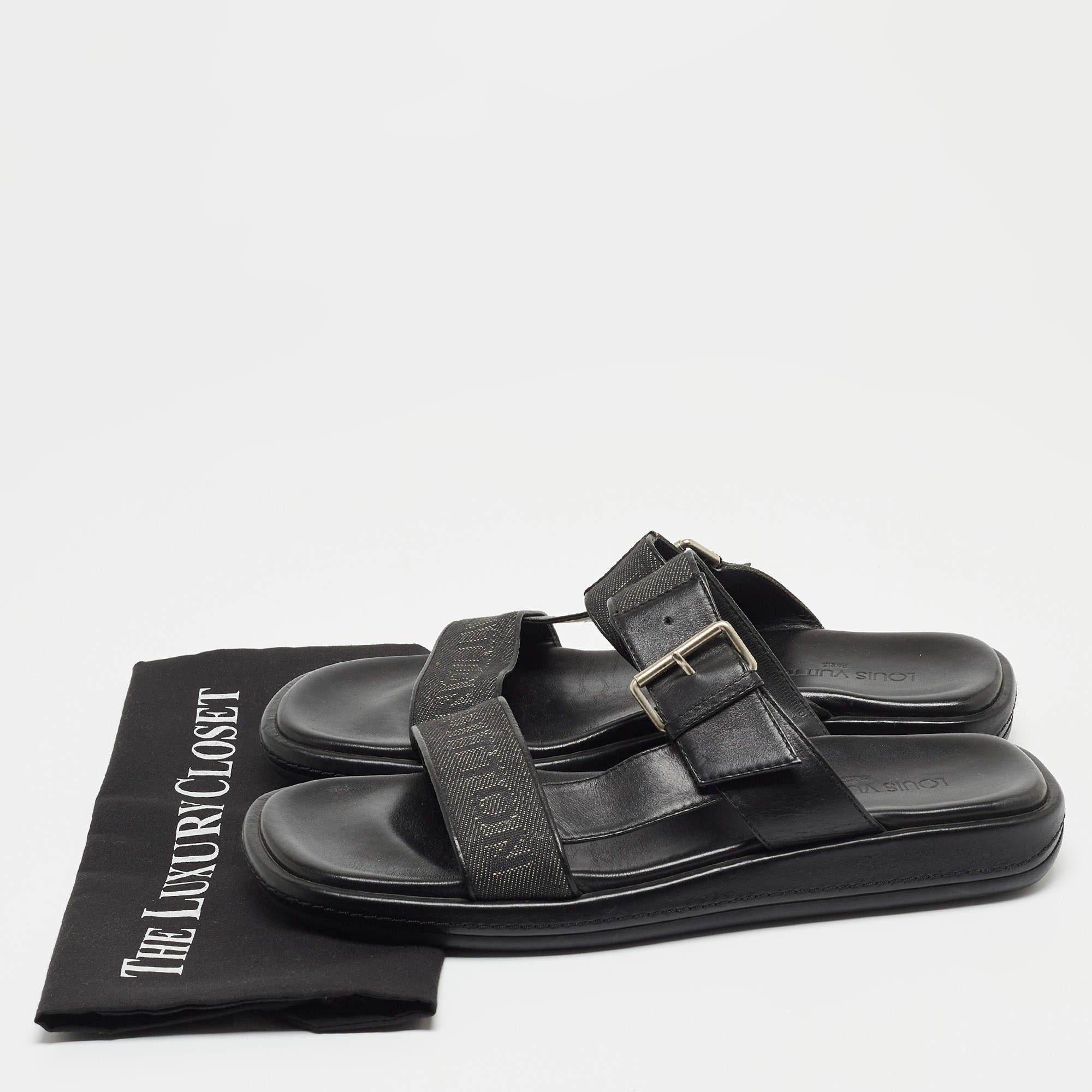 Louis Vuitton - Sandales en cuir noir et logo en toile en vente 4