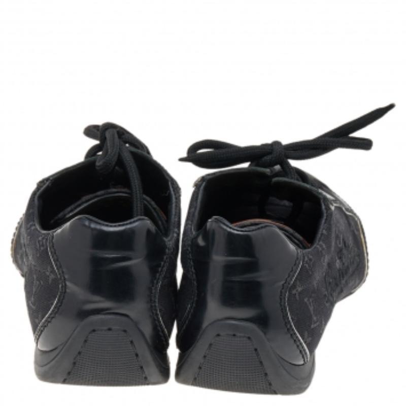 Disegnate da Louis Vuitton, queste sneakers aggiungeranno sicuramente un elemento di classe e lusso al tuo ensemble. Sono realizzate in tela Monogram e pelle nera all'esterno e sono dotate di lacci sulla tomaia. Queste scarpe da ginnastica basse