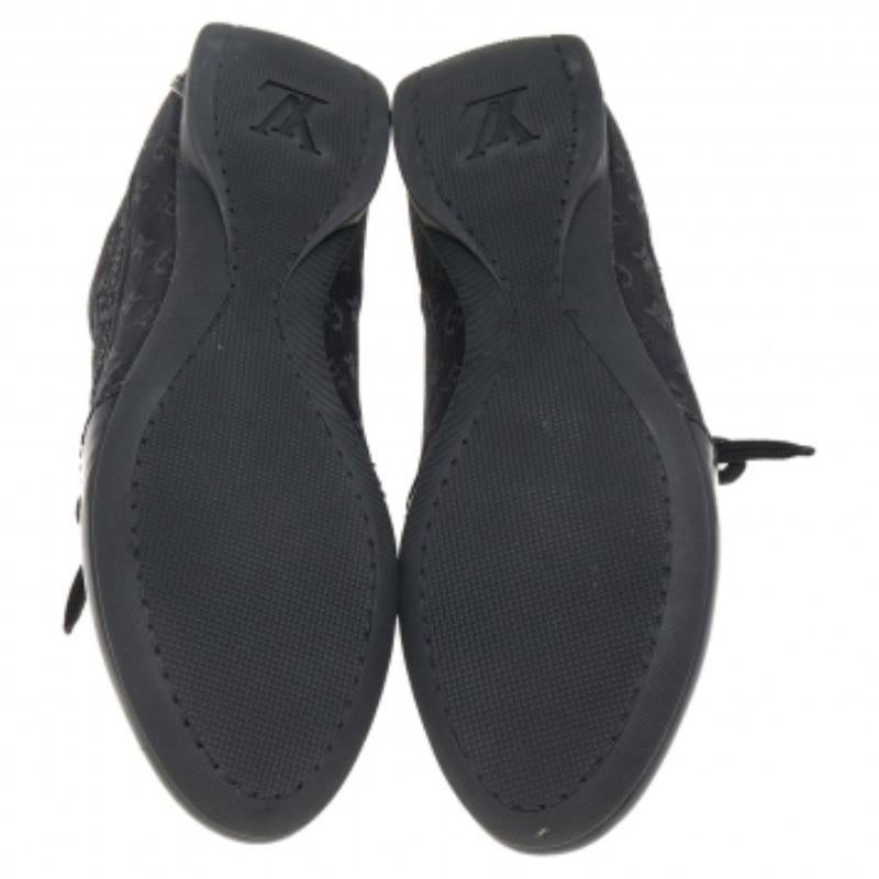 Louis Vuitton - Scarpe da ginnastica basse in pelle nera e tela Monogram Taglia 38 in vendita 1