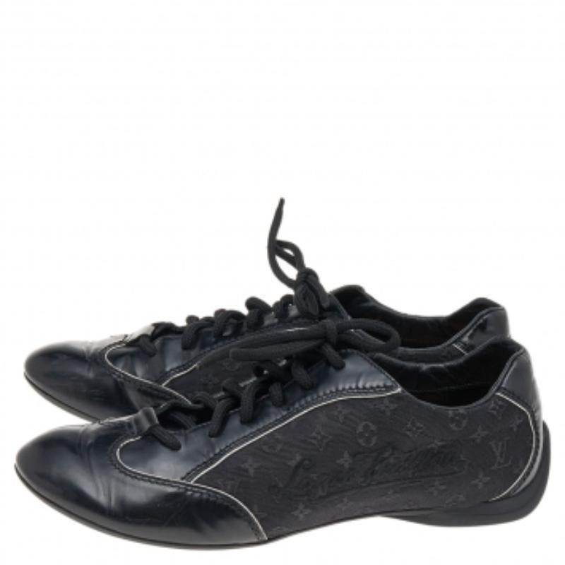 Louis Vuitton - Scarpe da ginnastica basse in pelle nera e tela Monogram Taglia 38 in vendita 2