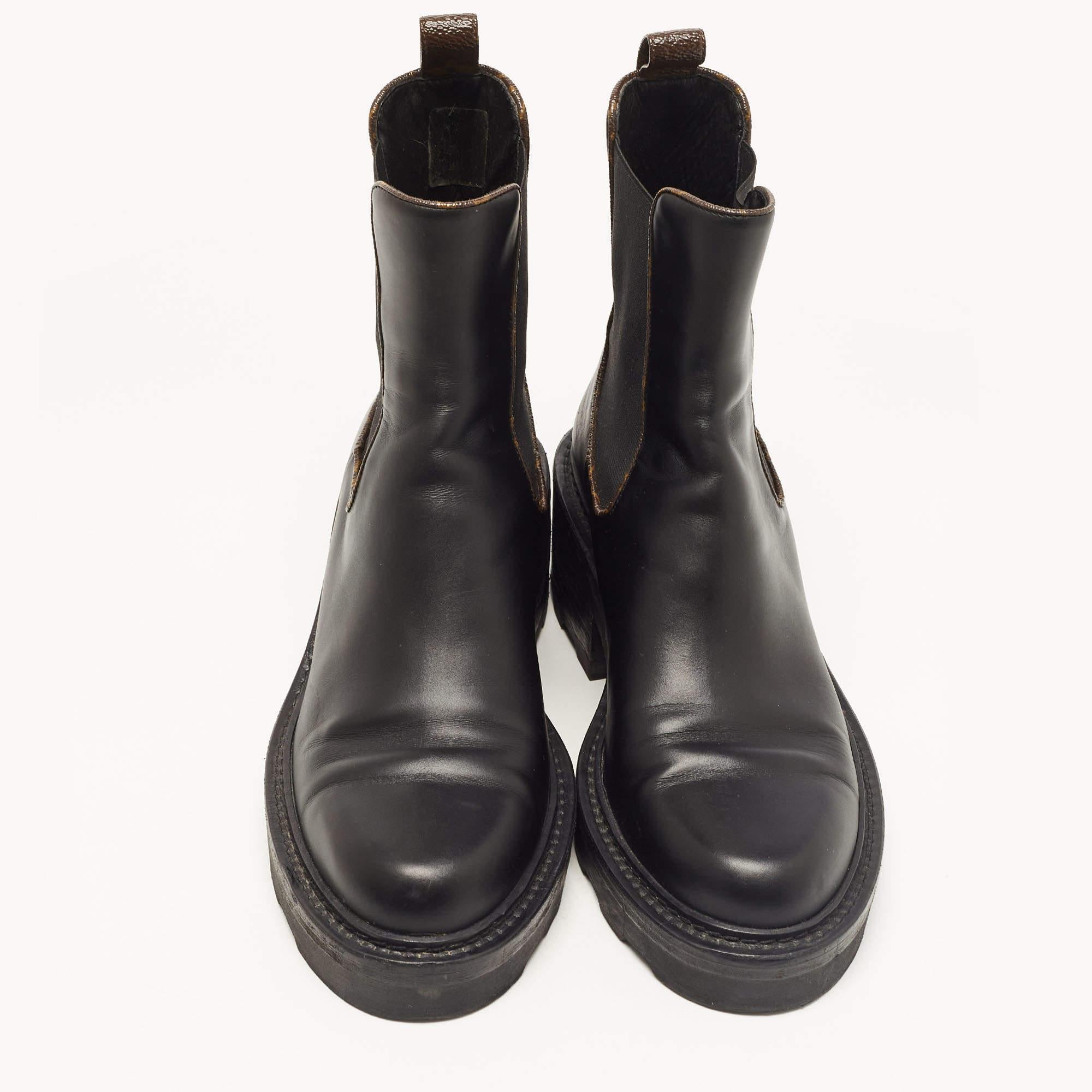Complete a smart outfit with these black combat boots from Louis Vuitton. They're fashioned in leather and have elastic panels and Monogram canvas trims.

