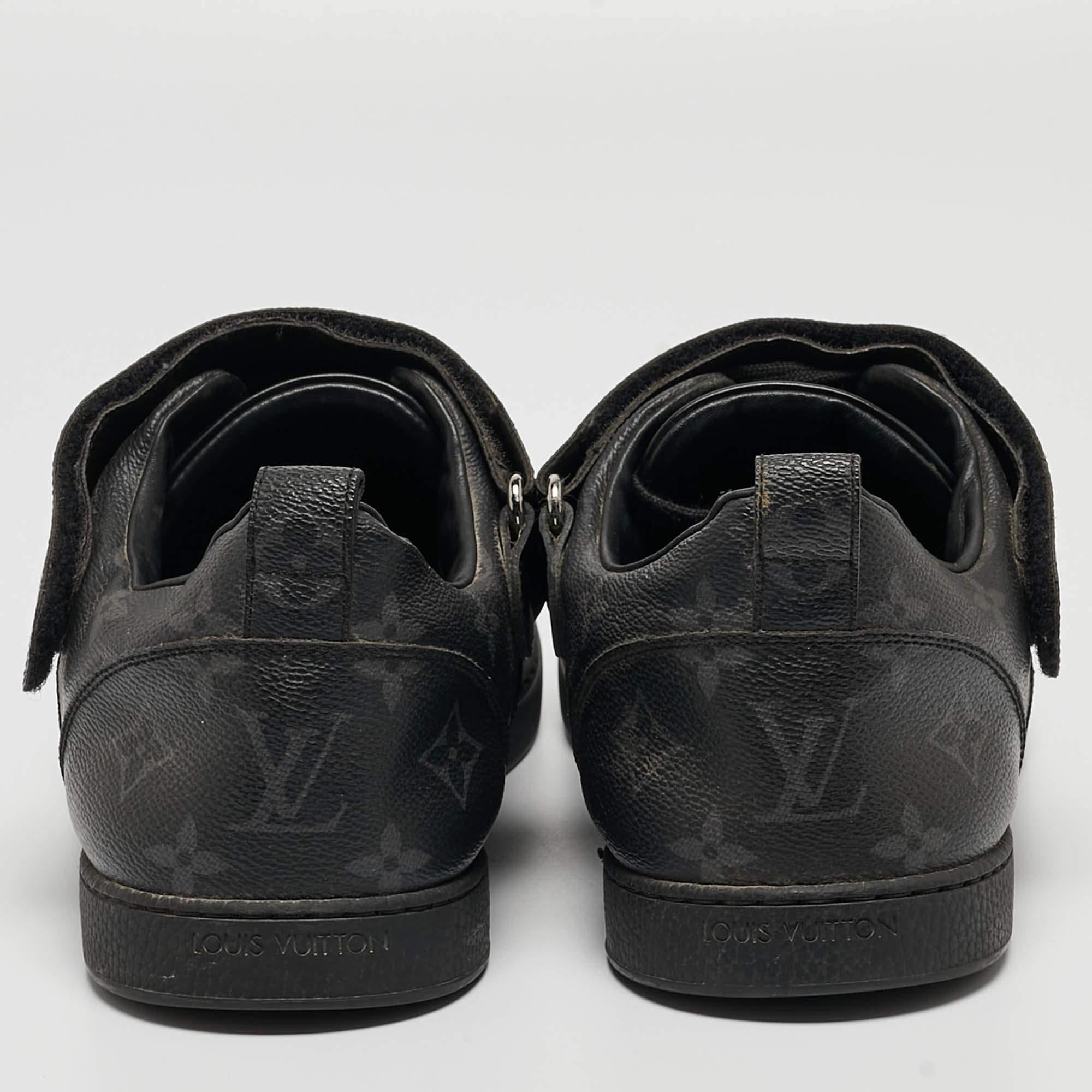 Louis Vuitton Black Leather and Monogram Canvas Passenger Sneakers Size 42.5 In Good Condition For Sale In Dubai, Al Qouz 2
