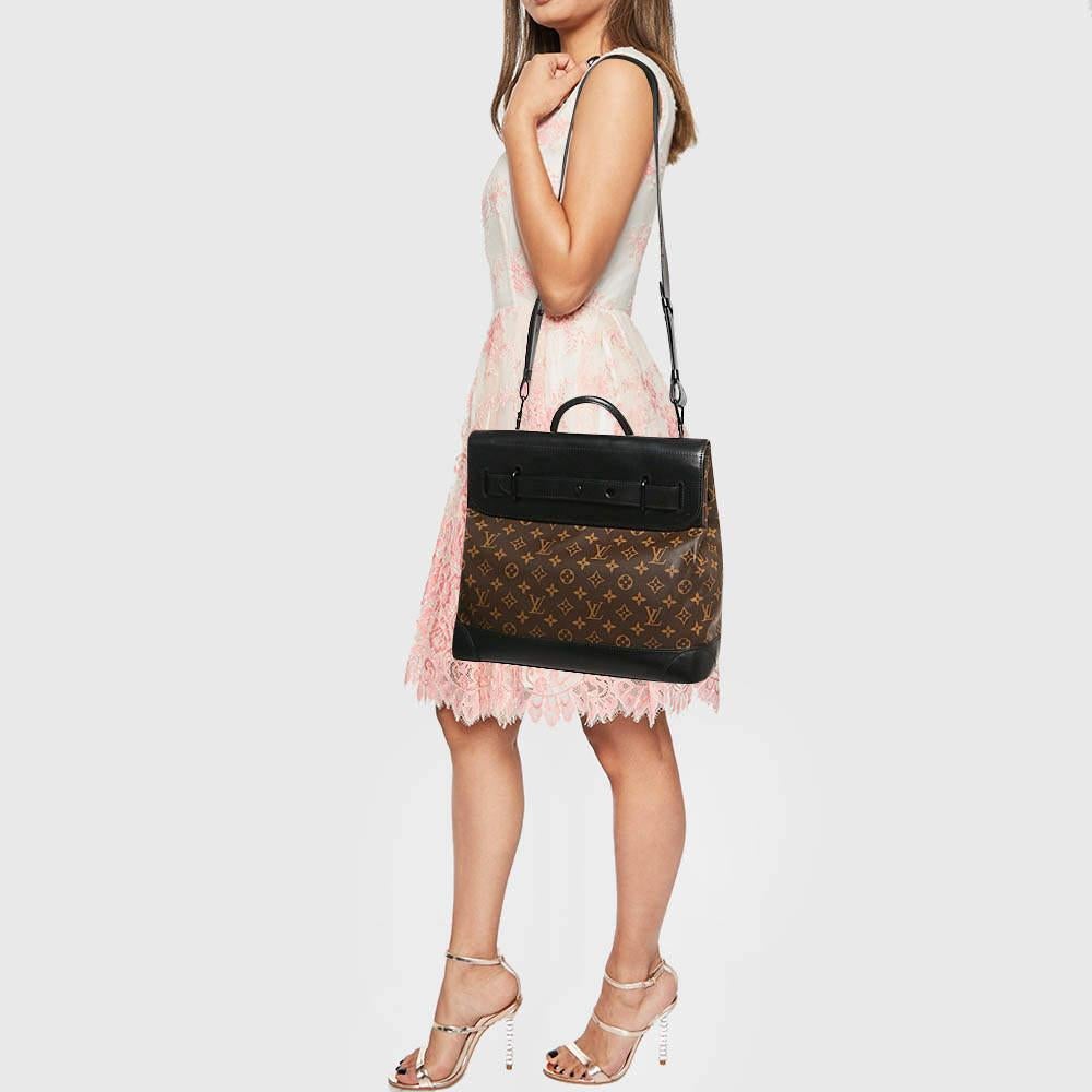 Conçu par Virgil Abloh  Cet Icone Solar Ray Steamer PM de Louis Vuitton est présenté en cuir noir et dans la toile emblématique du monogramme. Il est à la fois très fonctionnel et très voyant. Il possède des caractéristiques telles qu'une poignée