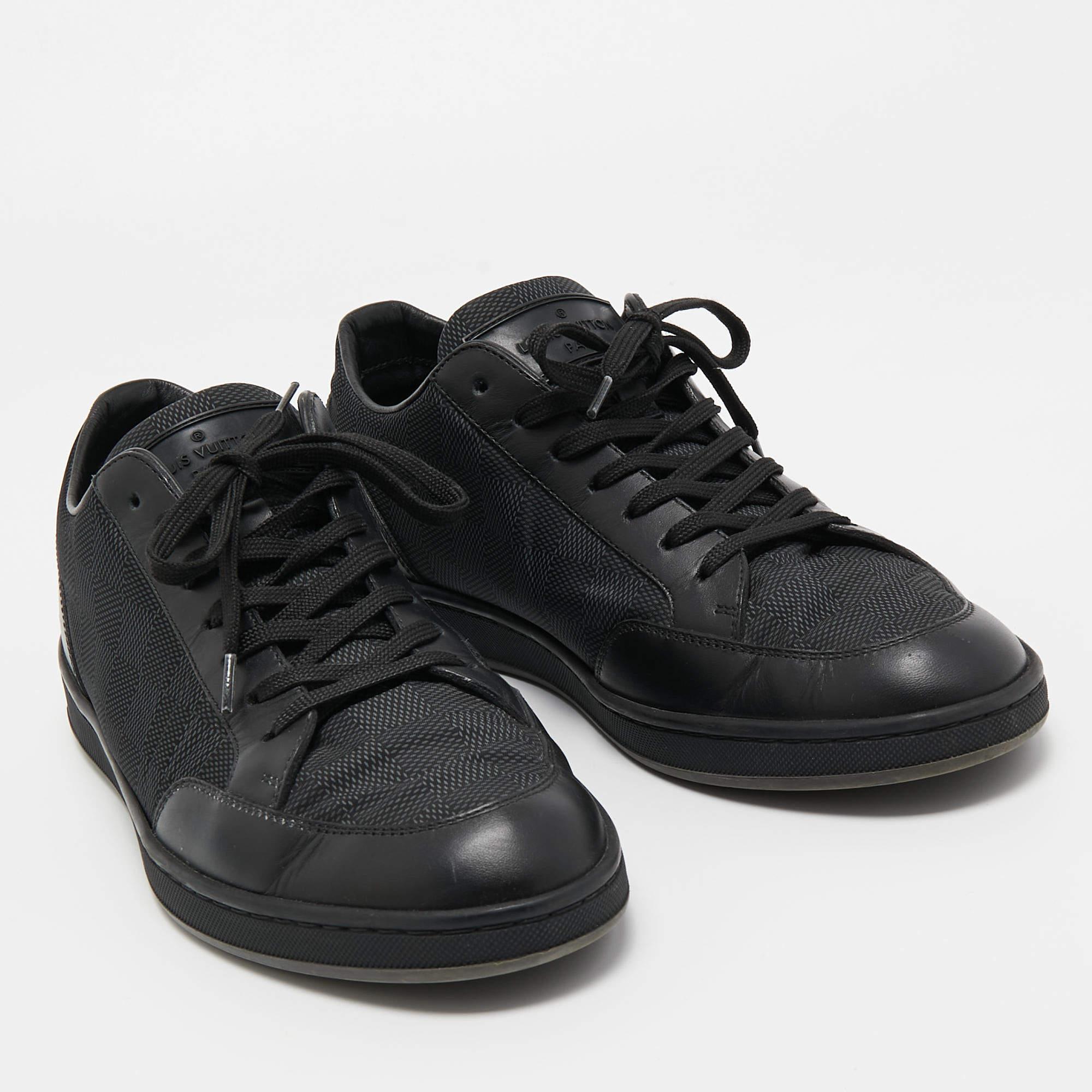 Louis Vuitton Black Leather and Nylon Low Top Sneakers Size 41 In Good Condition For Sale In Dubai, Al Qouz 2