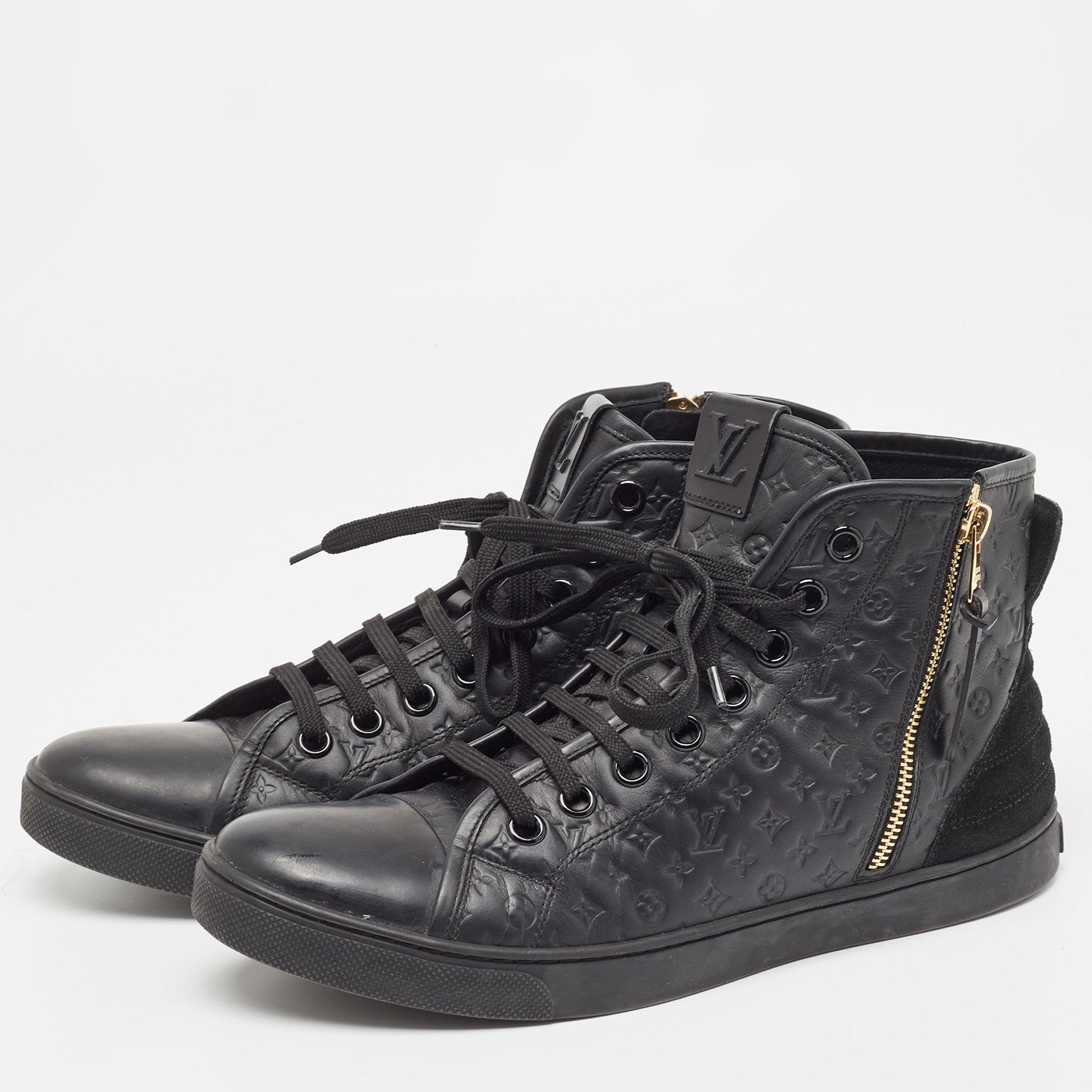 Upgrade your style with these LV black sneakers. Meticulously designed for fashion and comfort, they're the ideal choice for a trendy and comfortable stride.

