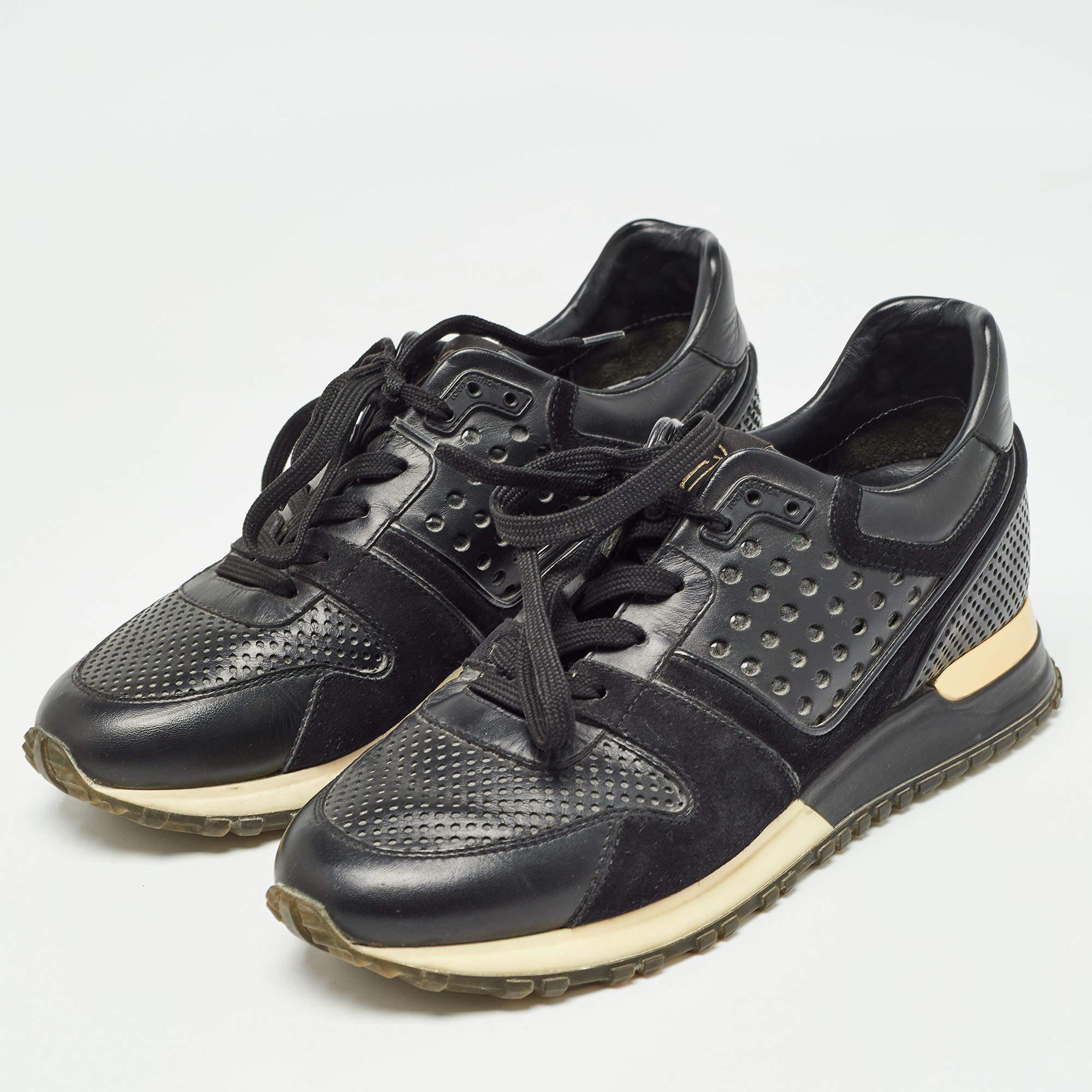 Élevez votre jeu de chaussures avec ces baskets noires LV. Alliant esthétique haut de gamme et confort inégalé, ces baskets sont un symbole de luxe moderne et de goût impeccable.