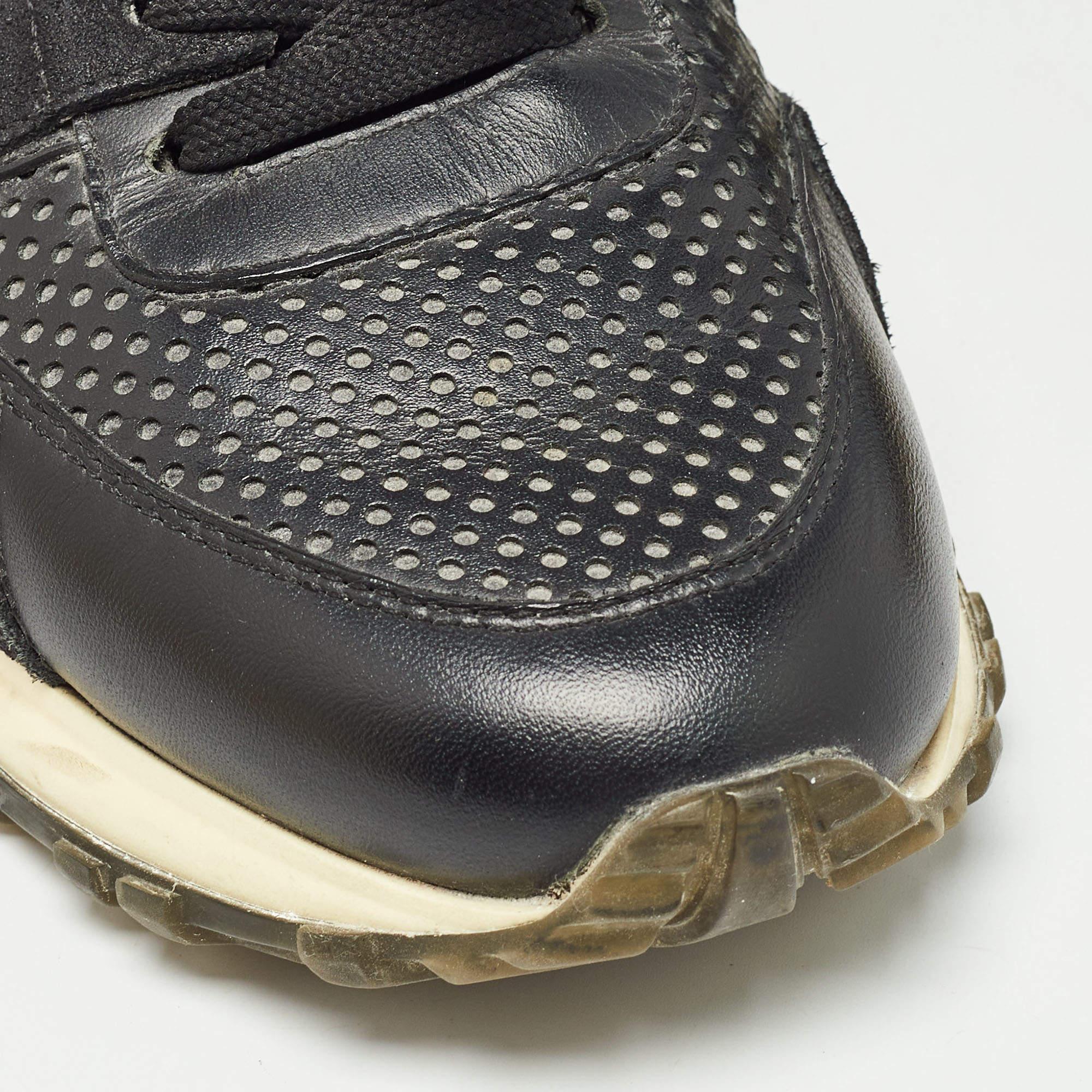 Louis Vuitton - Baskets de défilé en cuir et daim noir, taille 36.5 en vente 3