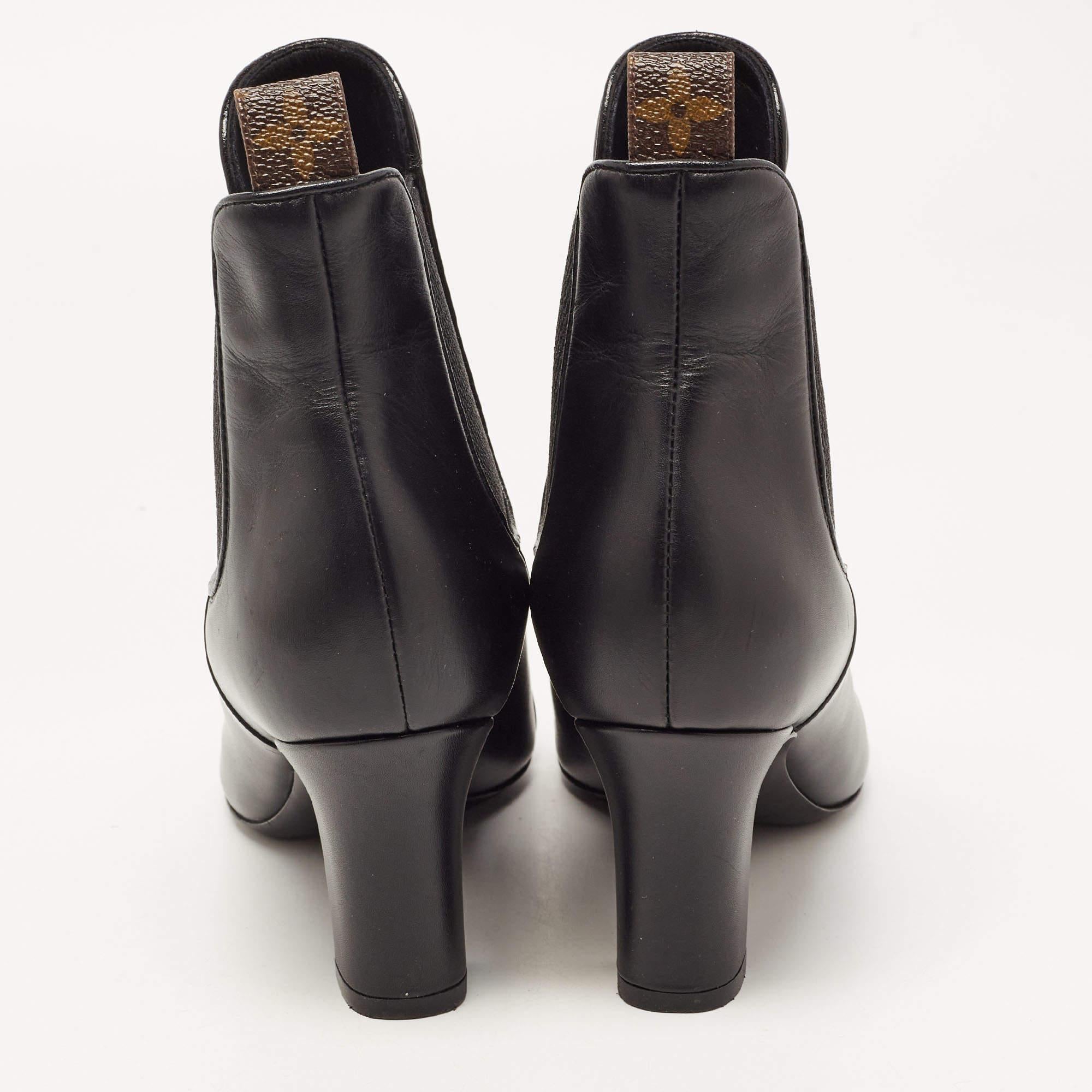 Louis Vuitton Black Leather Ankle Boots Size 35 In Good Condition For Sale In Dubai, Al Qouz 2
