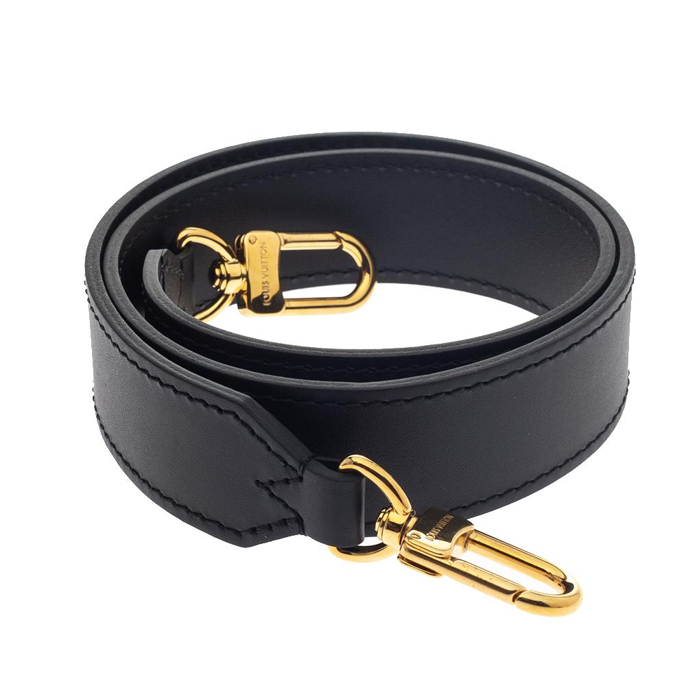 Louis Vuitton brings you this black shoulder strap that you can flaunt with your handbags. The strap is made from leather and is complete with two gold-tone lobster clasps that carry the brand logo.

