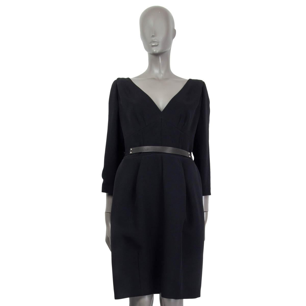 100% authentisches Louis Vuitton Kleid mit Ledergürtel aus schwarzem Acetat (58%) und Viskose (42%). Mit 3/4-Ärmeln, V-förmigem Kragen und zwei Eingrifftaschen auf der Vorderseite. Lässt sich mit einem silbernen Reißverschluss auf der Rückseite