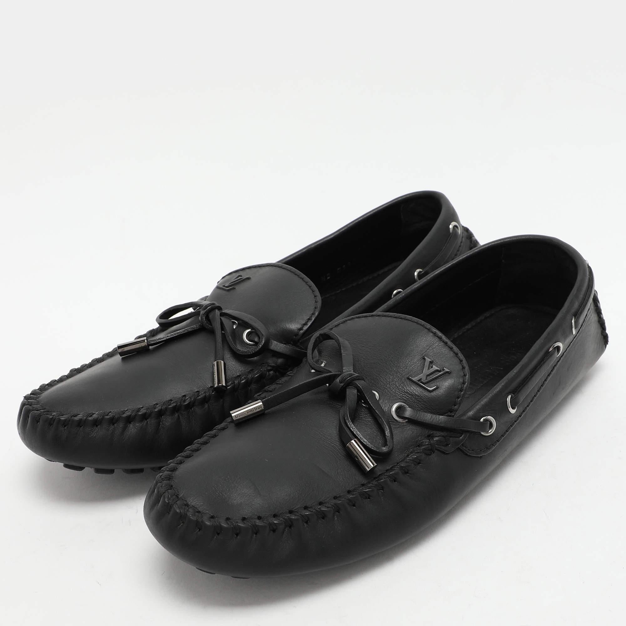Pour compléter parfaitement vos tenues, nous vous présentons cette paire de mocassins qui ne parle que de style. Les chaussures ont été fabriquées avec savoir-faire et sont conçues pour être faciles à enfiler. Ils sont le choix idéal pour compléter