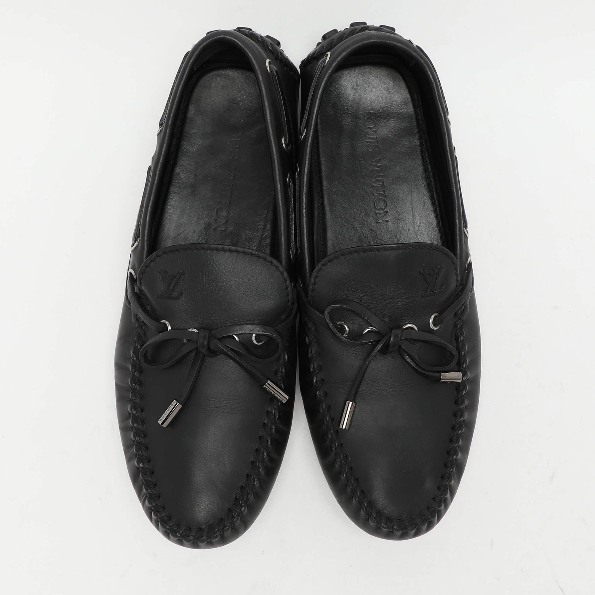 Noir Mocassins en cuir noir avec nœud Louis Vuitton Taille 43 en vente