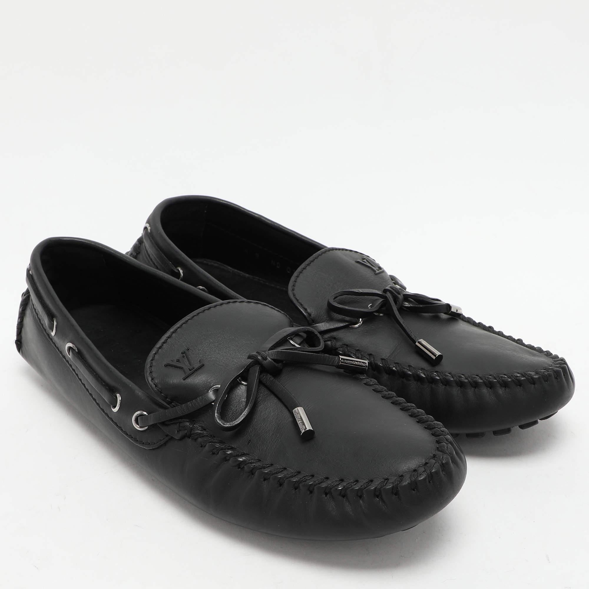 Mocassins en cuir noir avec nœud Louis Vuitton Taille 43 Bon état - En vente à Dubai, Al Qouz 2