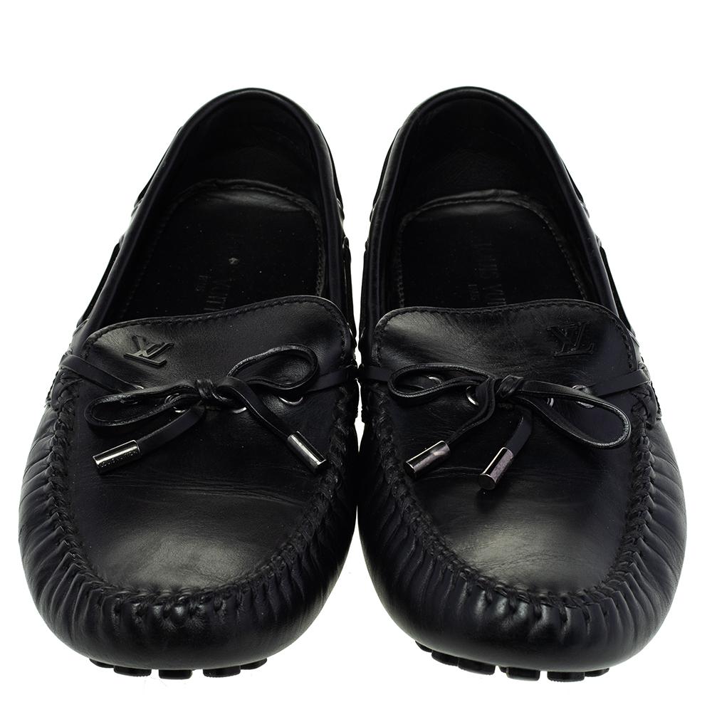 Los mocasines como estos de Louis Vuitton valen cada céntimo porque son sinónimo de comodidad y estilo. Están confeccionados en piel negra y llevan un bonito detalle de puntadas con la firma LV y un lazo en la parte superior. Con plantillas de piel,