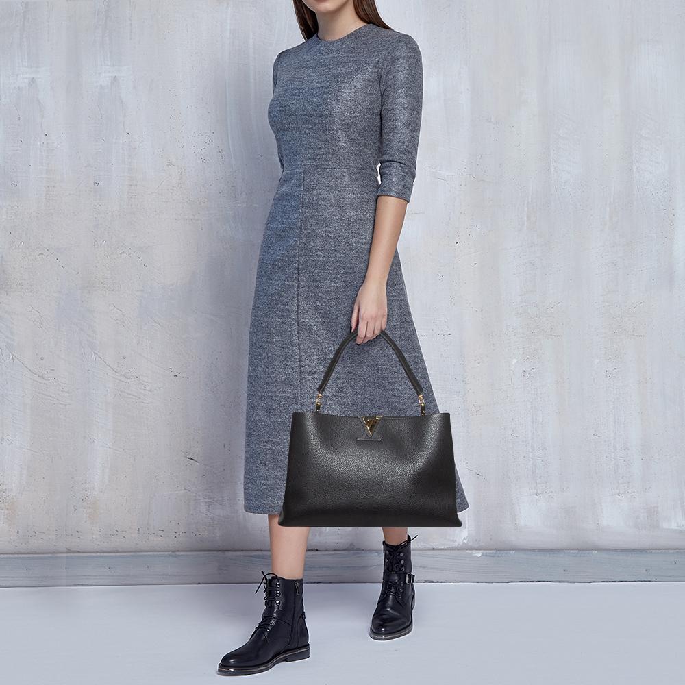 Designer bags are ideal companions for ample occasions! Here we have a fashion-meets-functionality piece crafted with precision. It has been equipped with a well-sized interior that can easily fit all your essentials.