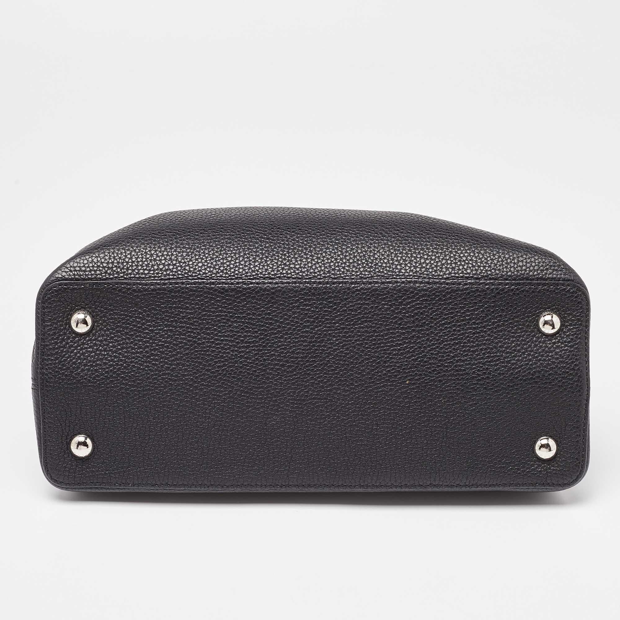 Women's Louis Vuitton Black Leather Capucines MM Bag For Sale