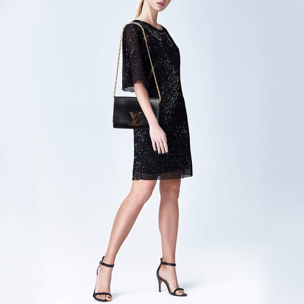 This Louise Chain GM by Louis Vuitton is well crafted and overflowing with style. From the way it has been crafted to the way it has been designed this creation makes a fashion statement with every detail. It has a black leather exterior an