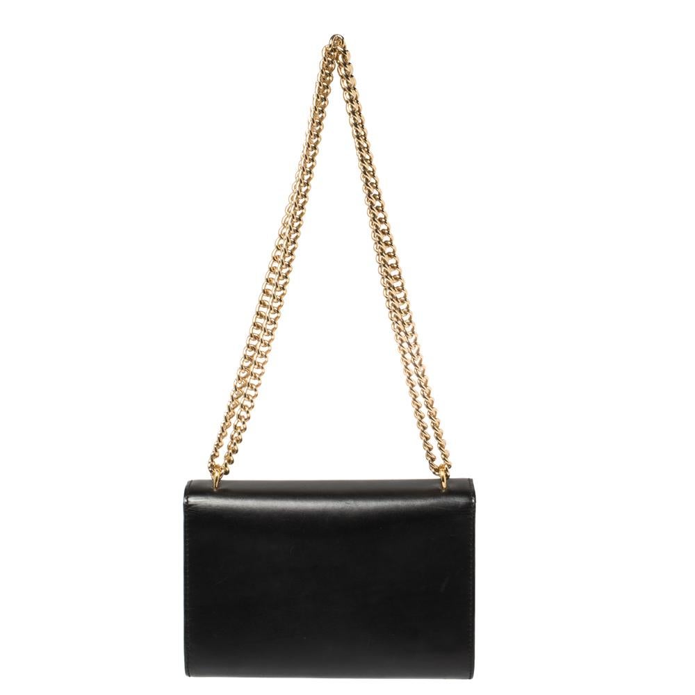 How utterly elegant and chic is this Louise bag by Louis Vuitton! It is well-crafted and overflowing with style. It has a black leather exterior, an Alcantara interior, and an oversized LV adorned on the flap. Complete with a chain link this