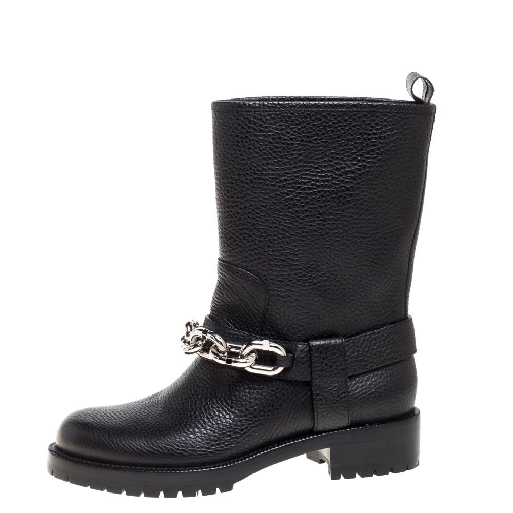 Louis Vuitton's Outlaw boots define the power of modern women with utter grace. Crafted in black leather, the pair is fashioned in a mid-length style, which is sure to add a dramatic touch to your look. It flaunts snug round toes, chain