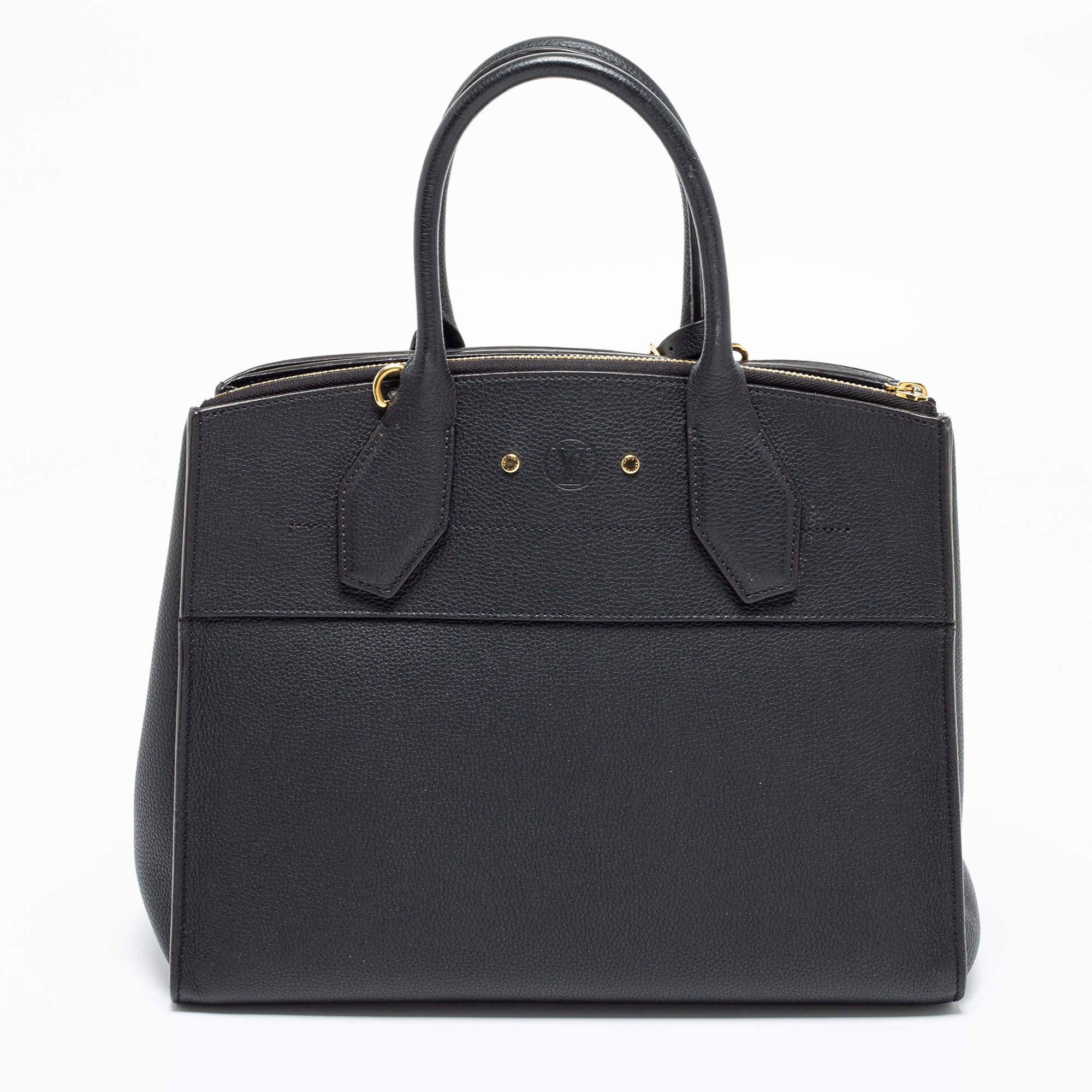 This opulent City Steamer MM bag by Louis Vuitton will ensure a harmonious mix of utility and classic appeal. Crafted from leather, it features a black shade, a spacious interior, dual top rolled handles, and a detachable shoulder strap for