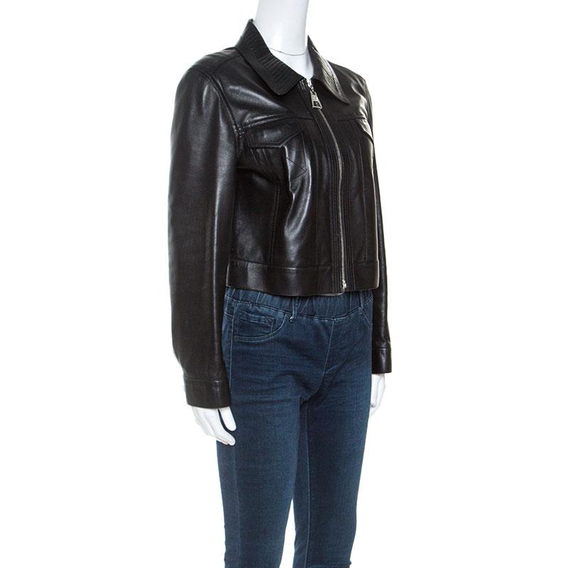 This jacket from the house of Louis Vuitton is a closet must-have. Crafted to deliver style, comfort, and glamour, this jacket has been made from 100% lambskin. It comes in a classic shade of black and has a lovely silhouette. This cropped jacket