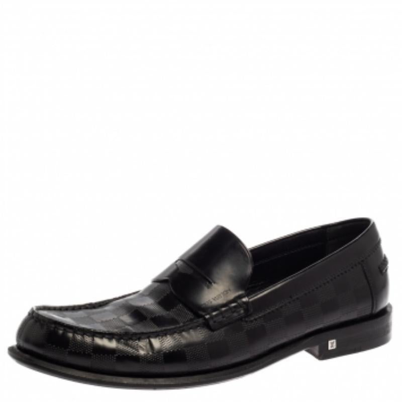 These timeless Santiago loafers will leave you looking smart and polished. Crafted from shiny black leather with the Damier pattern embossed on vamps, they are designed with penny keeper straps. The insoles are lined with leather and feature Louis